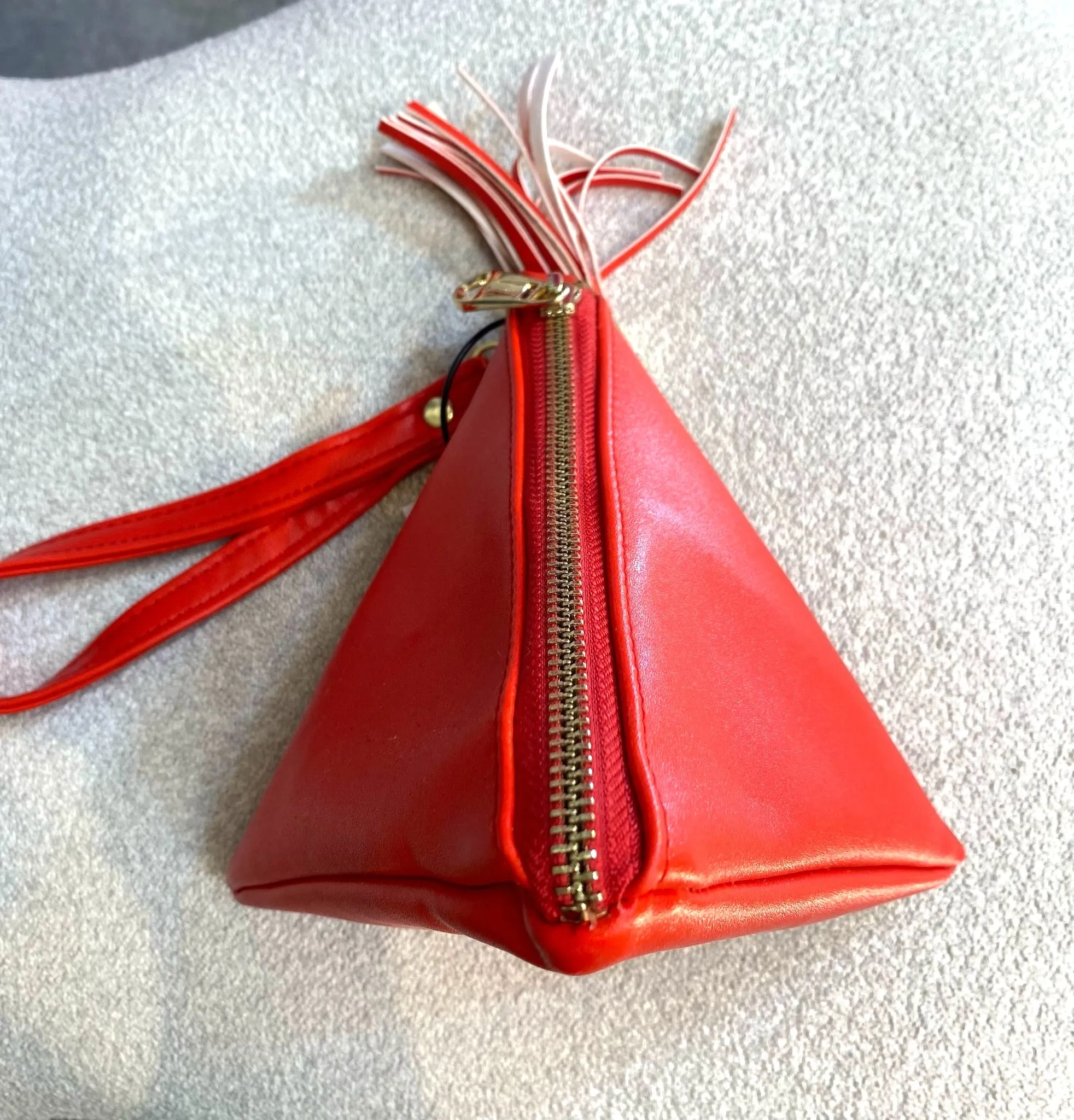 CLUTCH ROJO TRIANGULAR