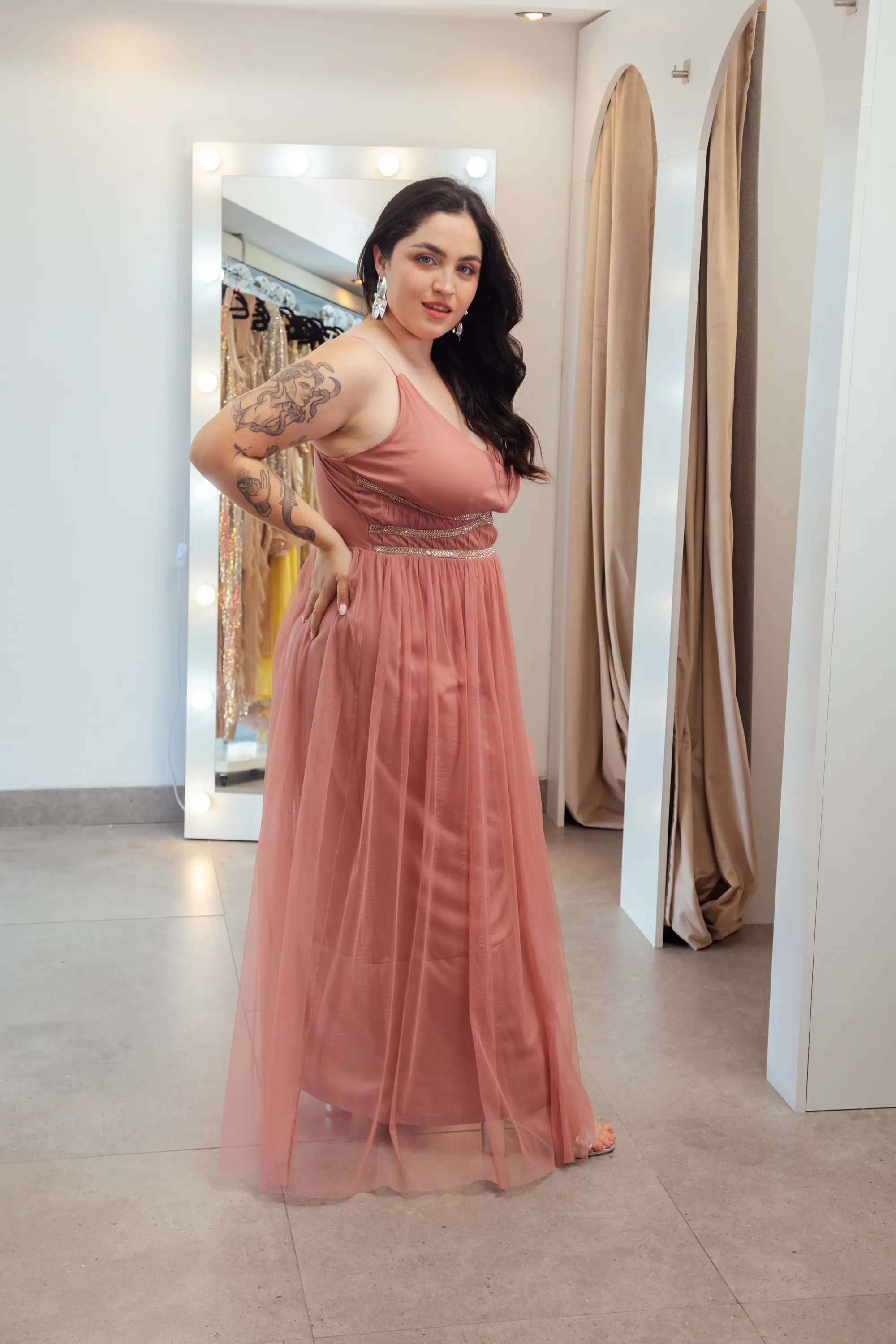 VESTIDO LARGO ROSA CON DETALLES PLATA EN ESCOTWE