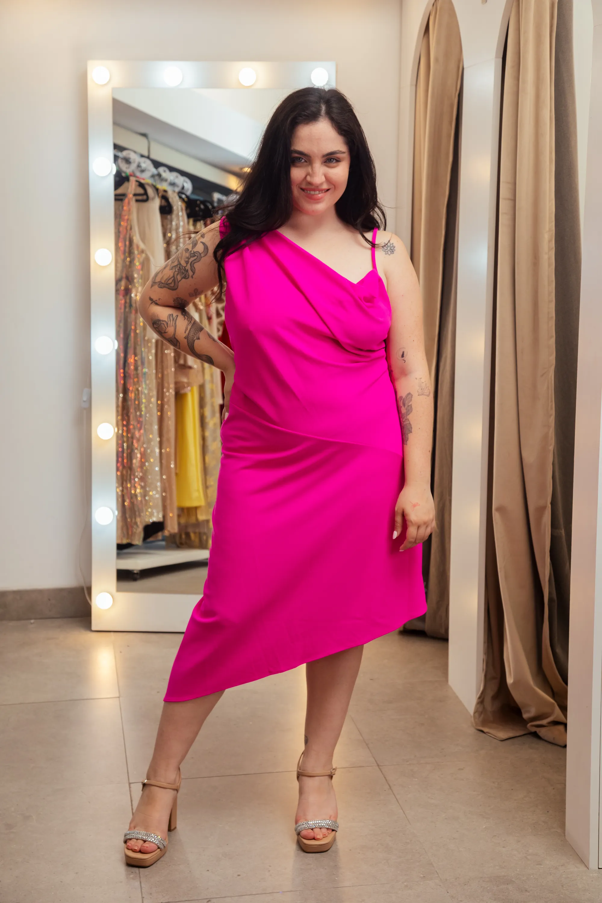 VESTIDO CORTO ROSA FUCSIA CON HOMBRO ANCHO Y BRETEL FINO TALLE XL