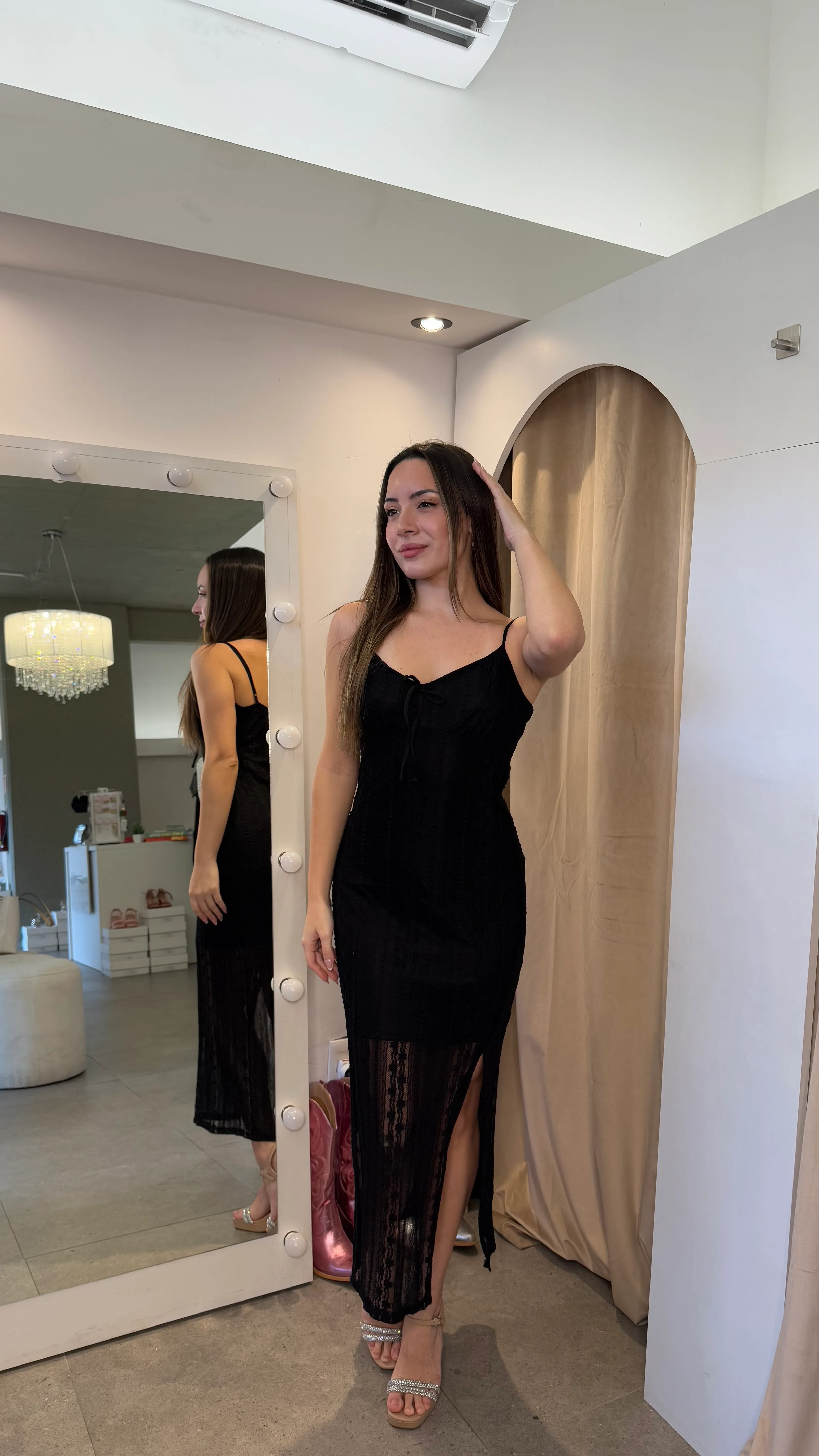 VESTIDO LARGO NEGRO CON TRANSPARENCIA Y TAJO SIMIL ENCAJE 