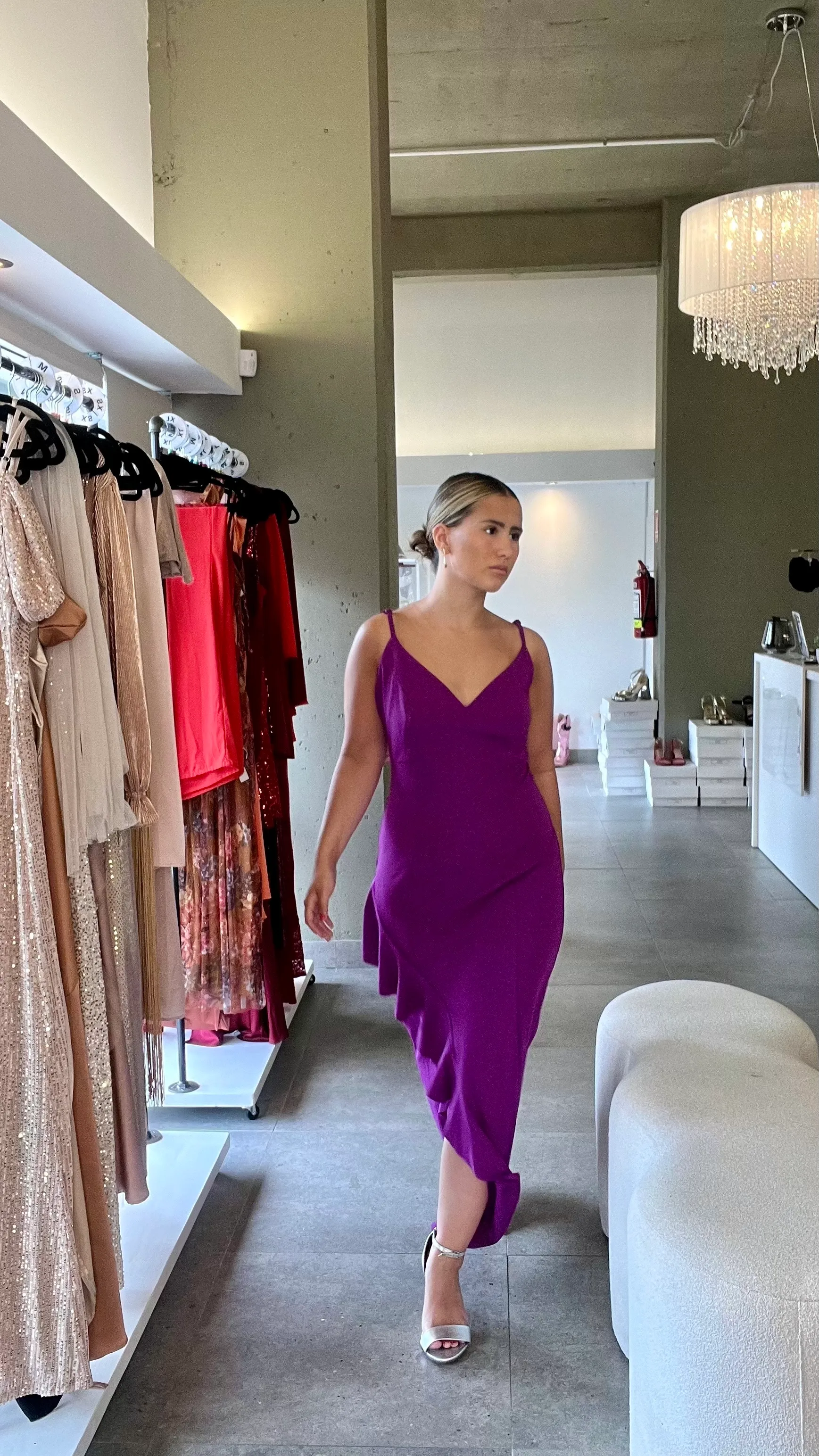 VESTIDO LARGO CON TAJO Y VOLADOS VIOLETA