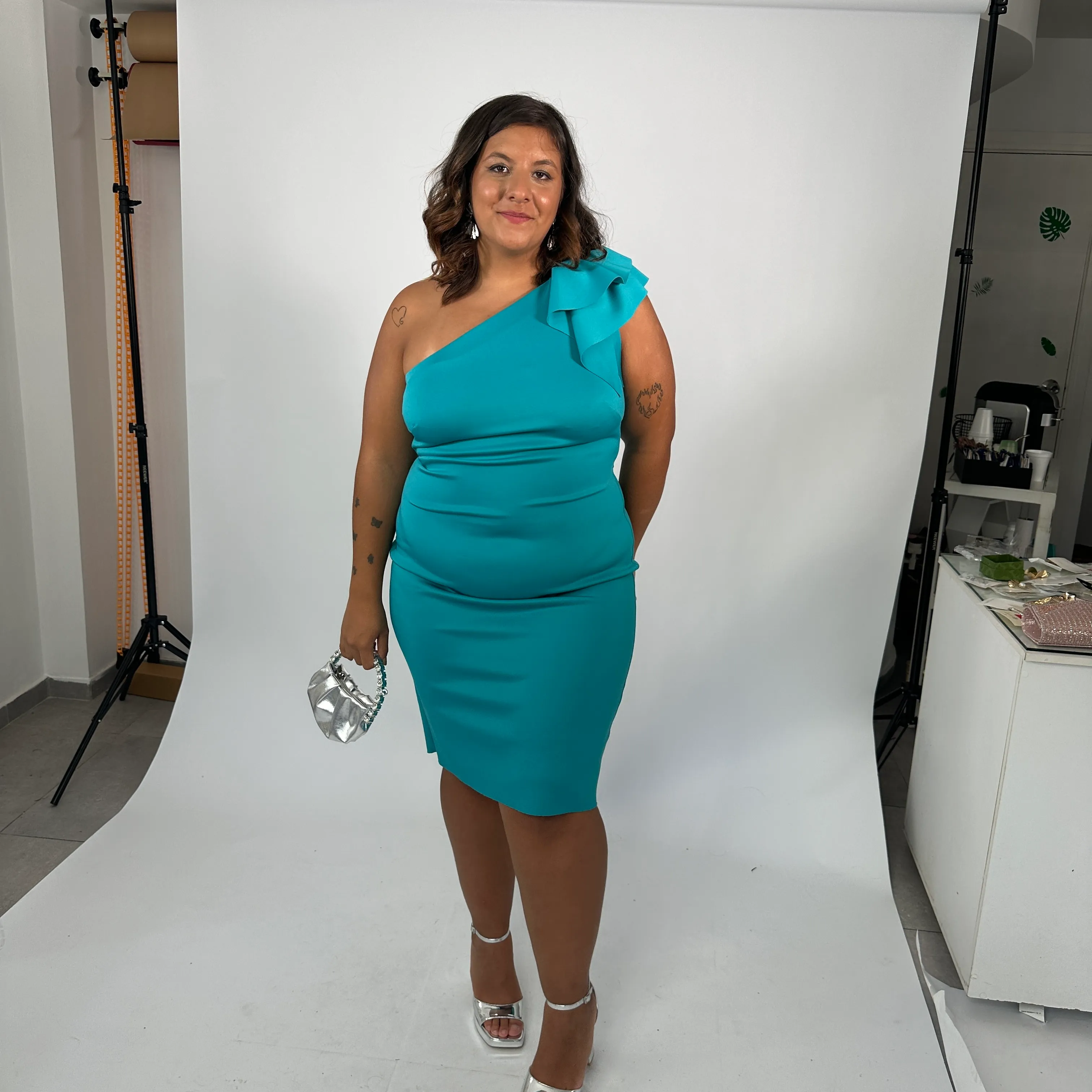 VESTIDO CORTO VERDE AGUA CON FLOR AL HOMBRO TALLE XL