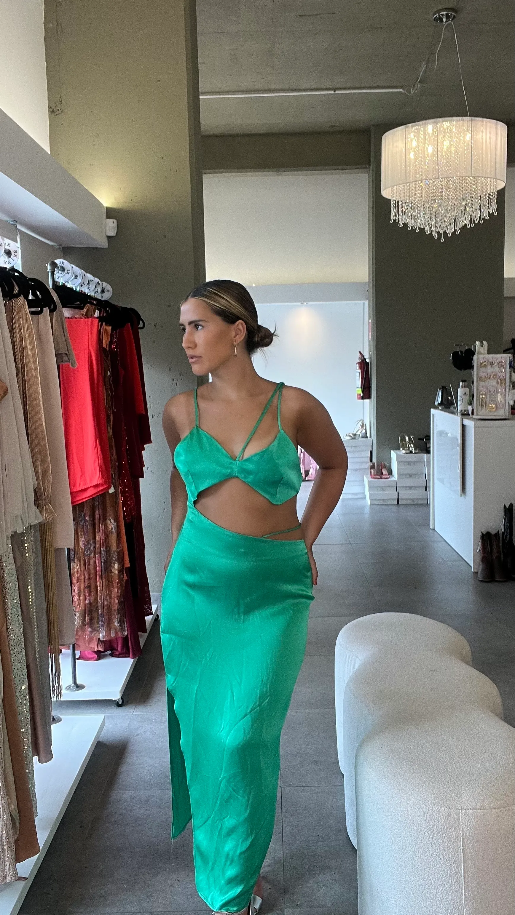 VESTIDO VERDE CON ABDOMEN LIBRE Y FALDA TAJO 