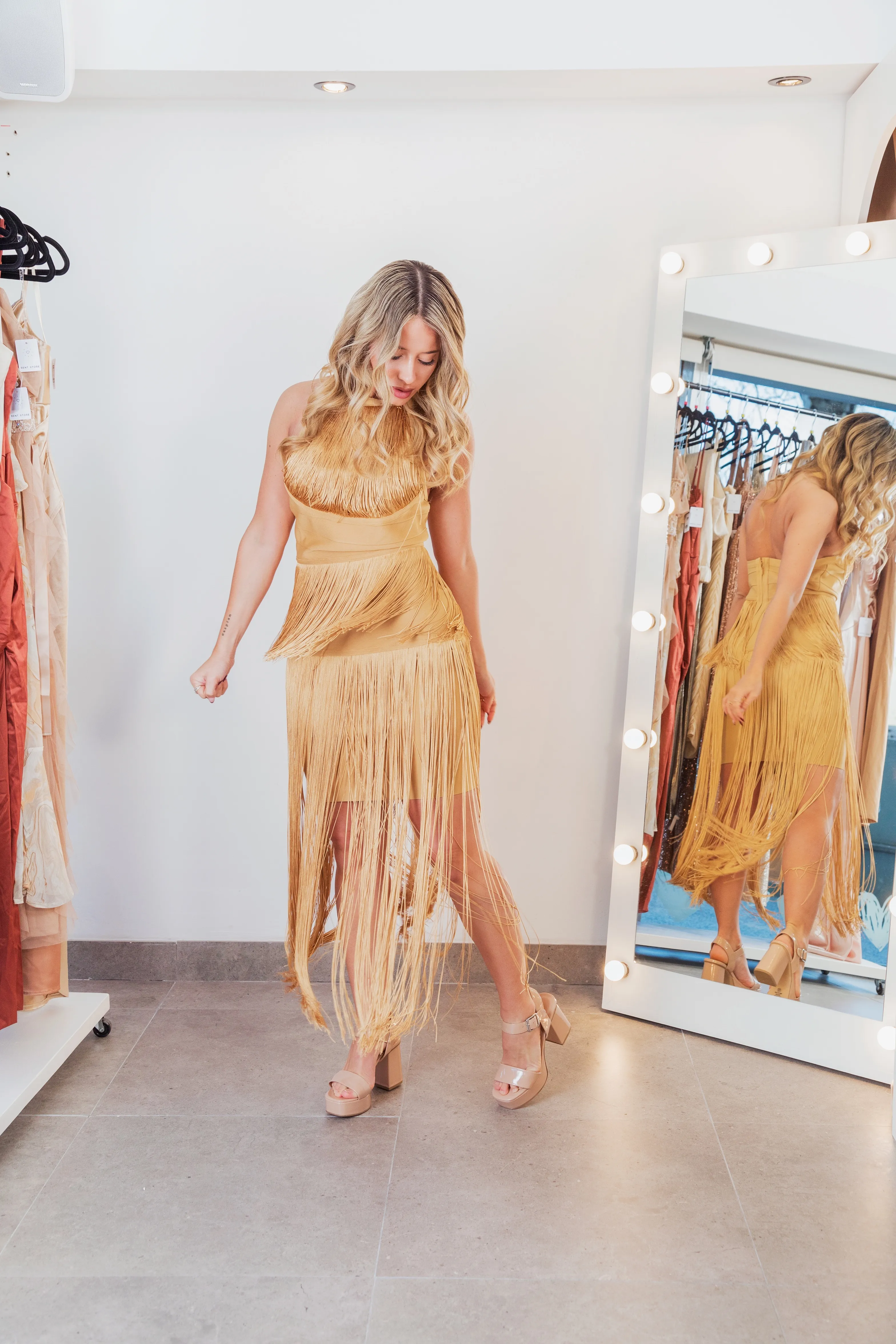 VESTIDO DORADO CON FELCOS EN PECHO COSIDOS Y EN FALDA