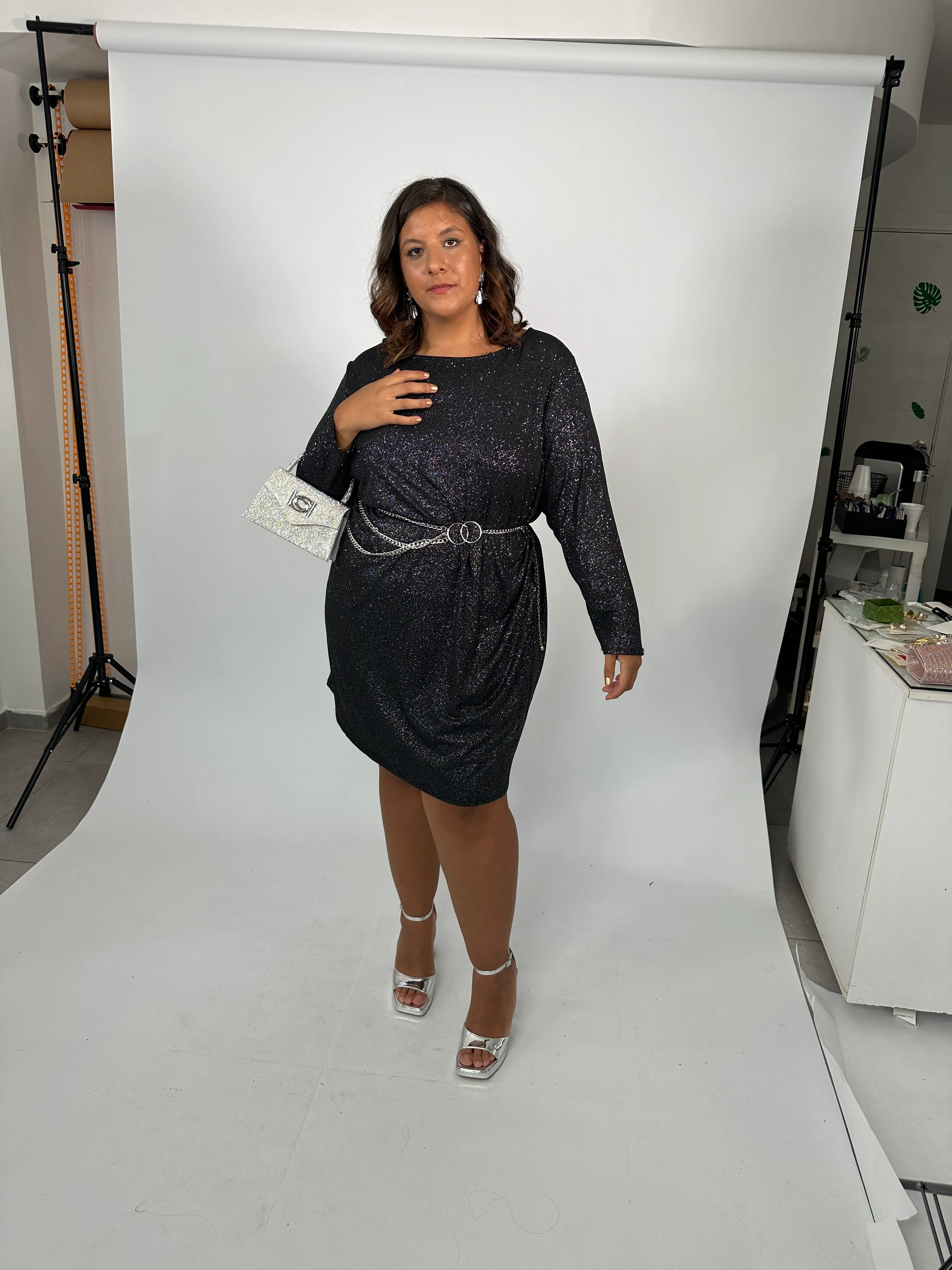 VESTIDO CORTO CON MANGAS NEGRO CON BRILLOS PLATA TALLE 3XL