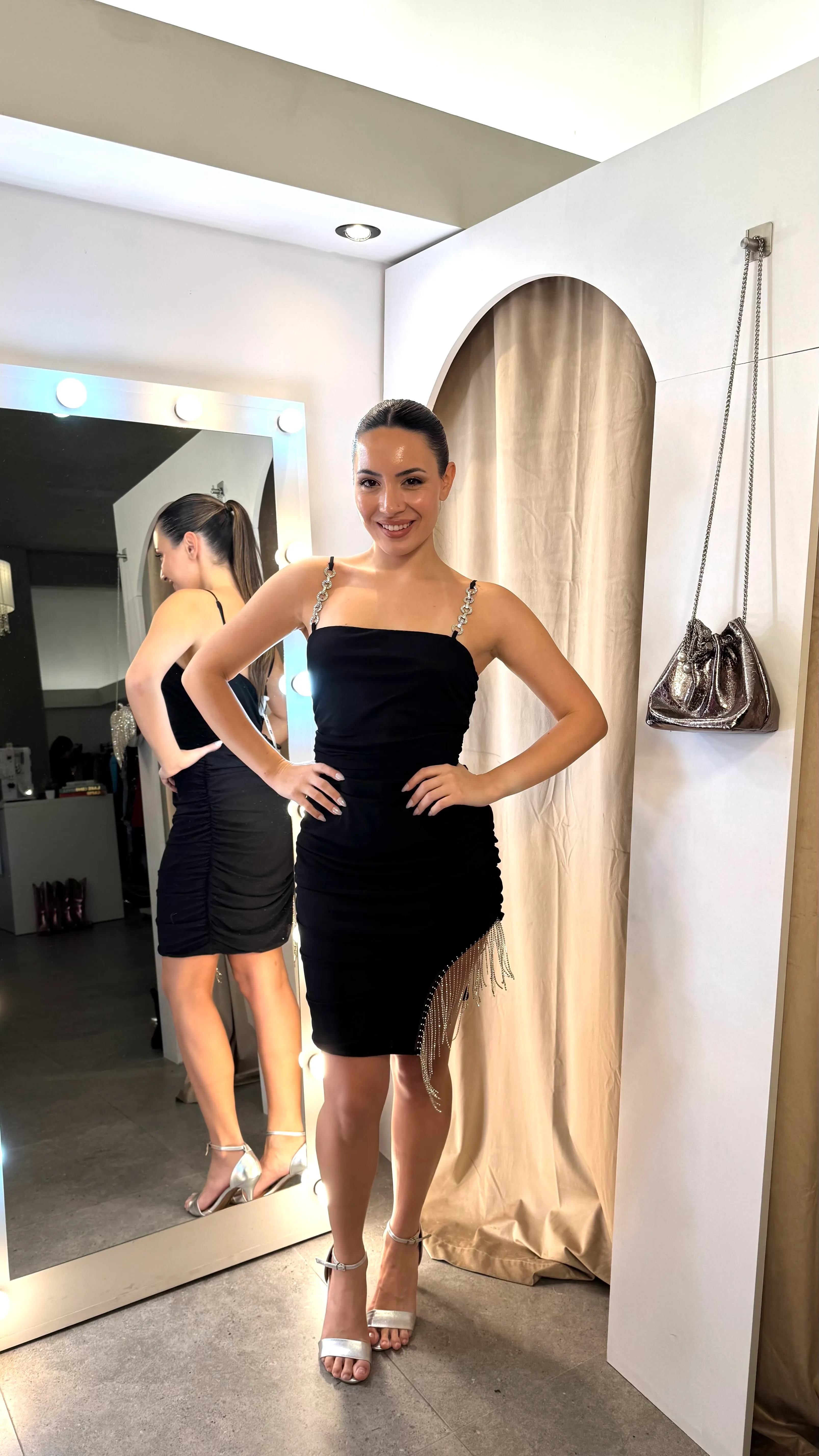 VESTIDO CORTO NEGRO CON FLECOS DE UN LADO Y BRETELES DE BRILLO TALLE L (ES XL)