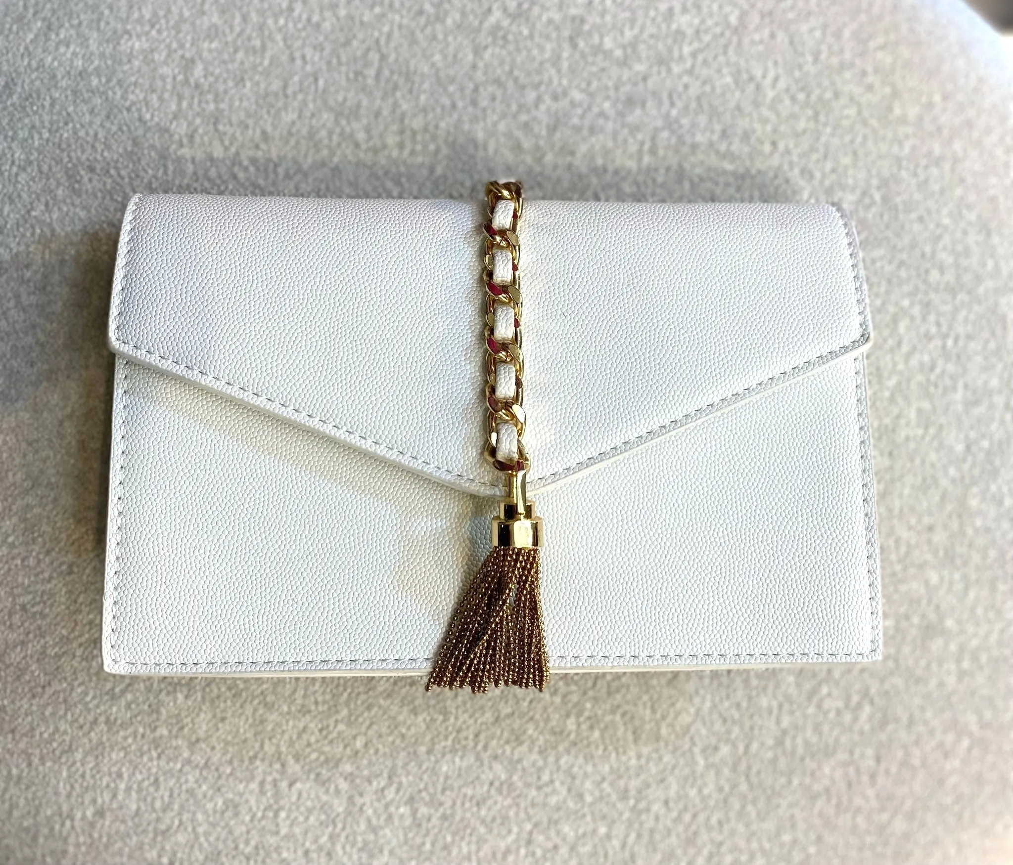 CLUTCH BLANCO CON CADENA DORADA