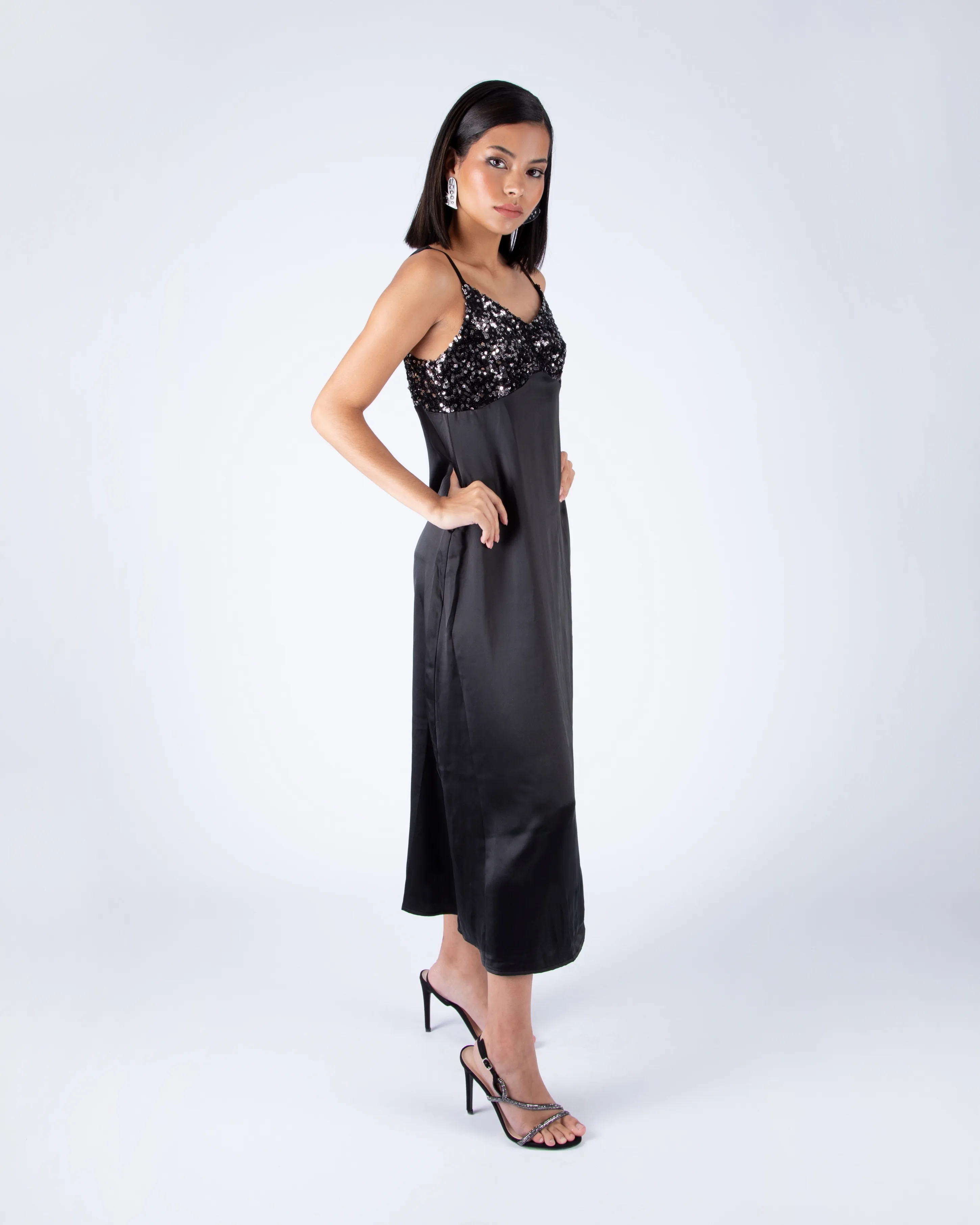 VESTIDO LARGO NEGRO CON PECHO LENTEJUELAS TALLE S