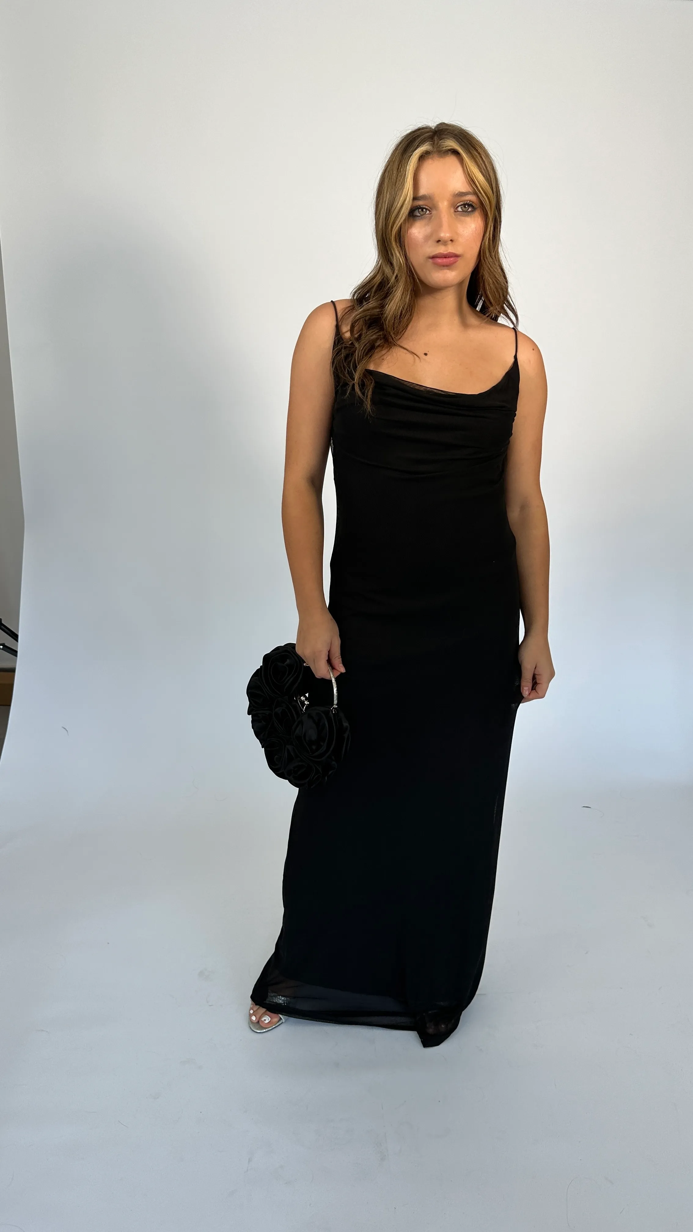 VESTIDO LARGO CON CUELLO CASCADA NEGRO TALLE S