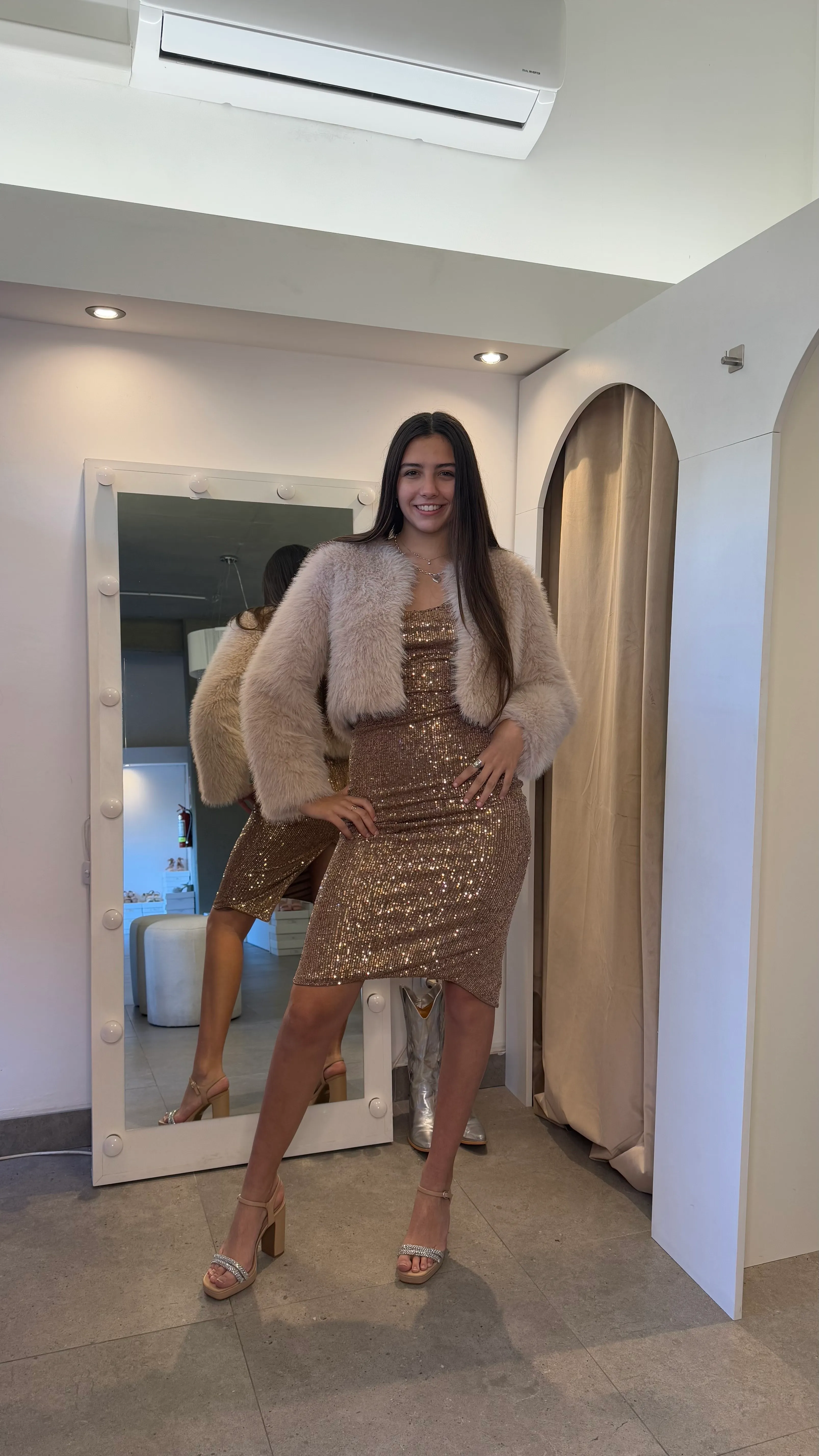 VESTIDO LARGO ESPALDA CRUZADA Y TAJO ATRAS TALLE M COLOR BRONCE