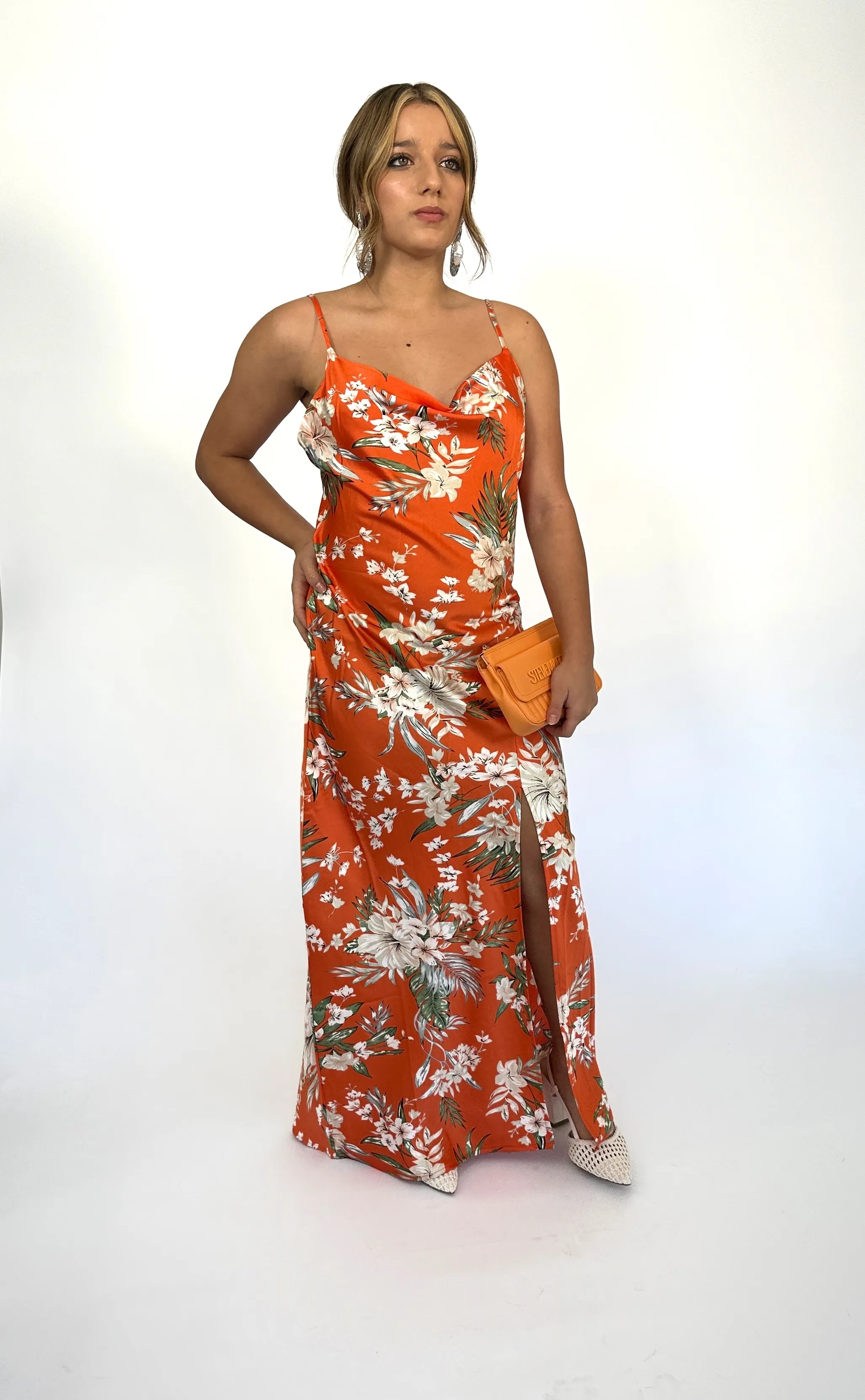 VESTIDO LARGO CON TAJO NARANJA CON FLORES TALLE S