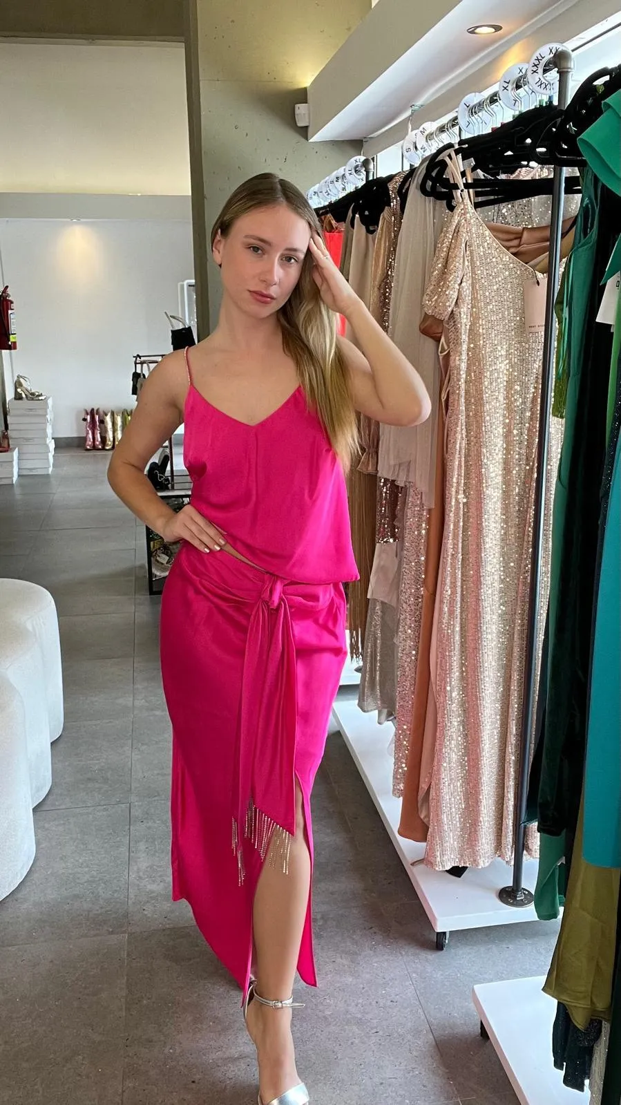 CONJUNTO POLLERA Y TOP FUCSIA CON DETALLES STRASS