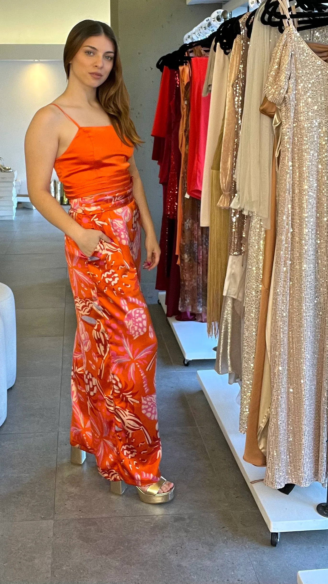 SET TOP NARANJA Y PANTALON ESTAMPADO