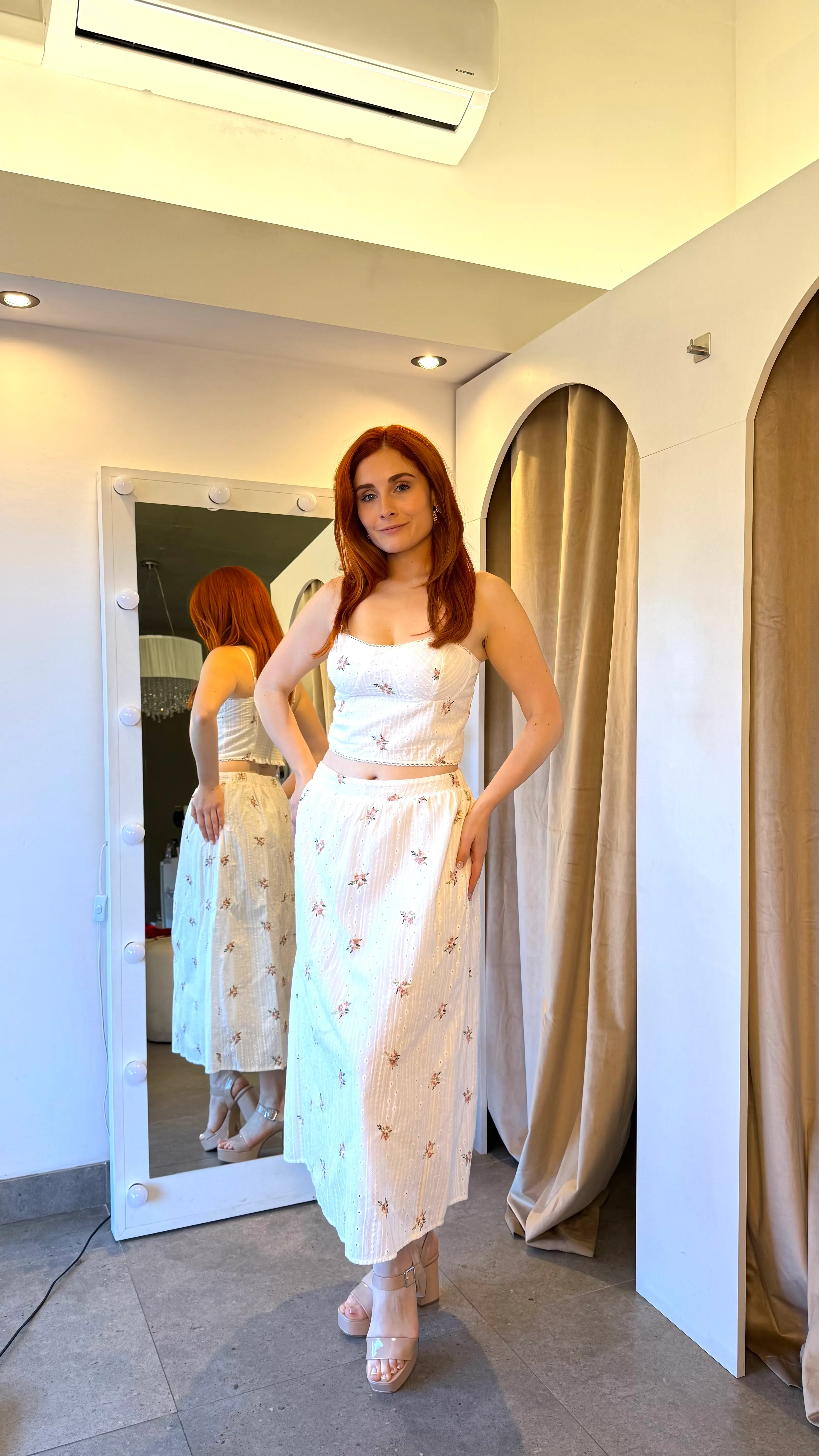 TOP Y POLLERA BLANCA CON FLORES TALLE M