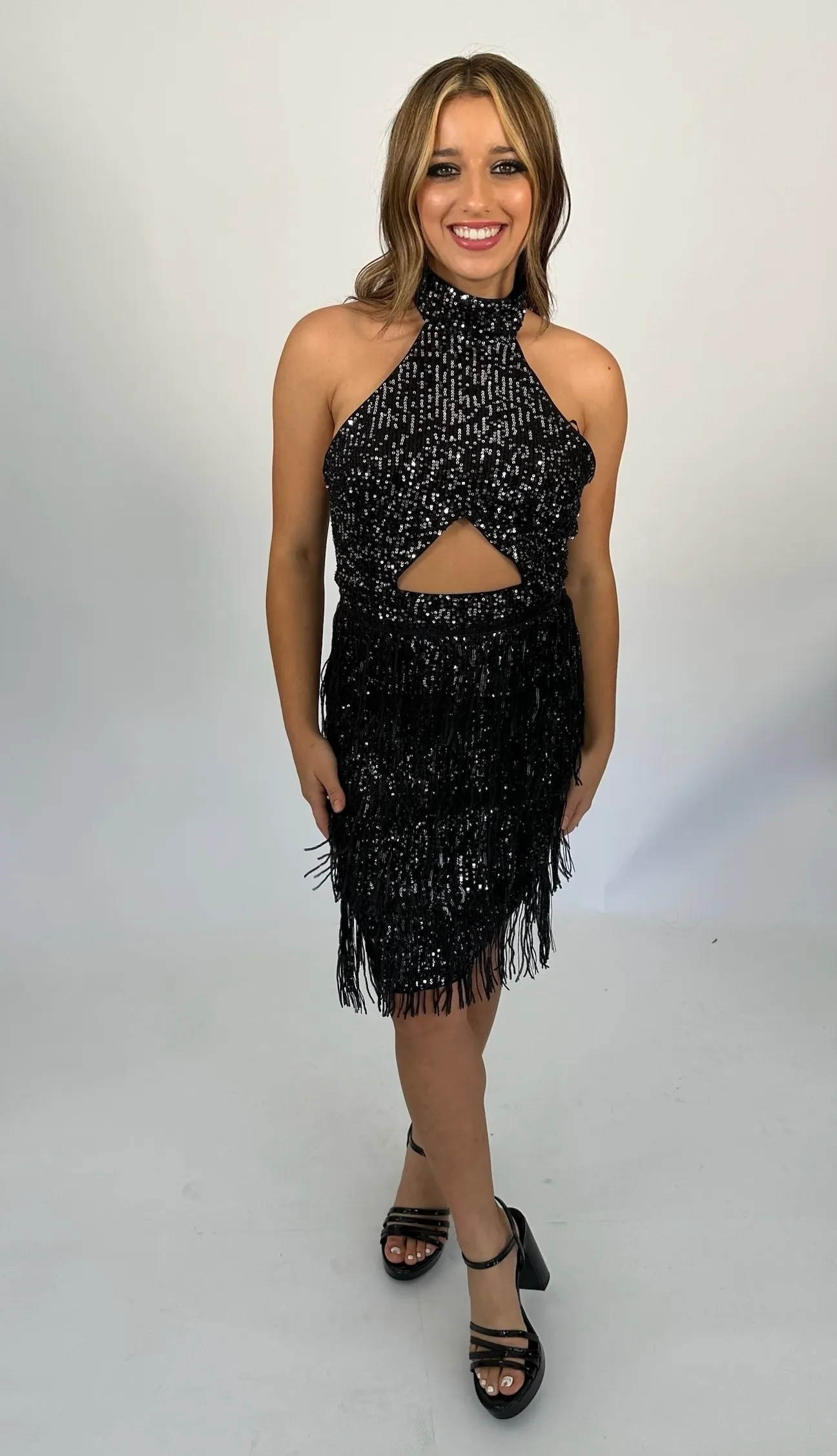 VESTIDO CORTO CON CUELLO HALTER NEGRO CON FALDA FLECOS TALLE S