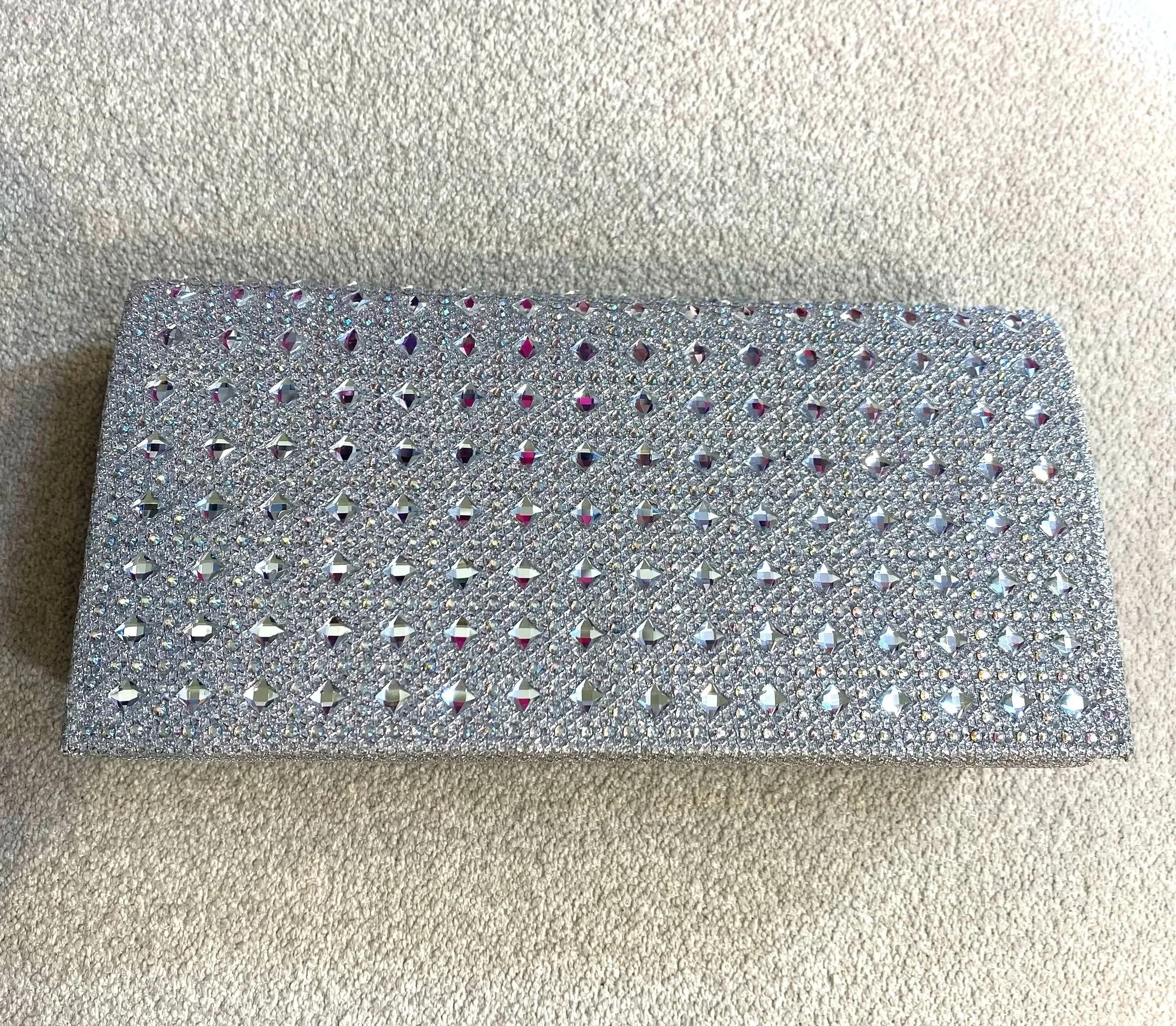 CLUTCH PLATEADO CON BRILLOS REDONDOS