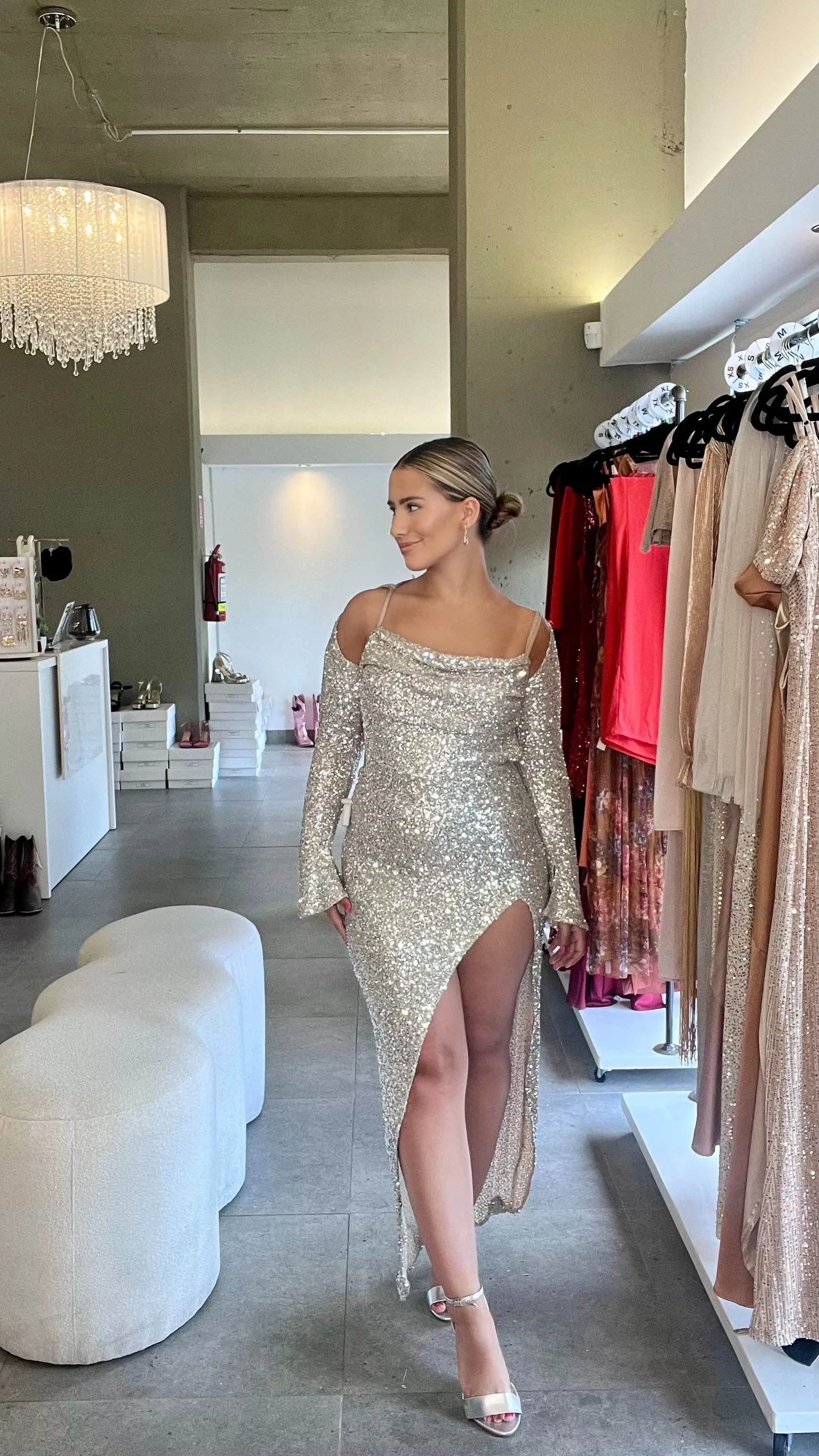 VESTIDO CON MANGAS Y TAJO ESPALDA ABIERTA