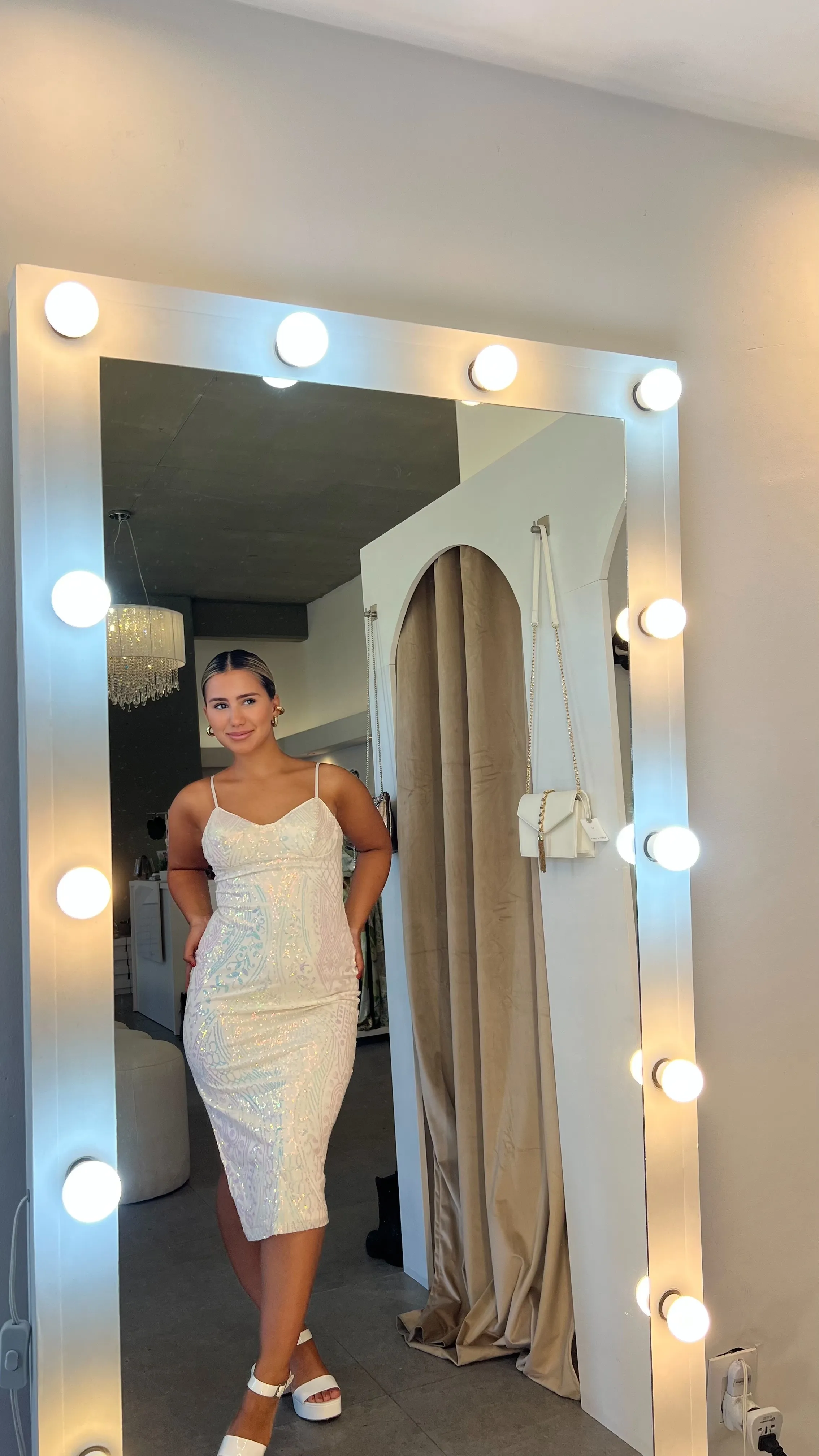 VESTIDO MIDI CON TAJO BLANCO HOLOGRAFICO