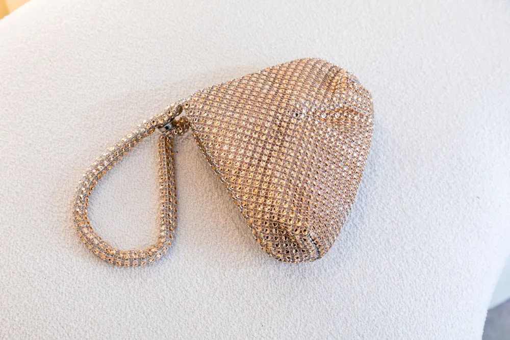 CARTERA BOLSITA DE MANO DORADA