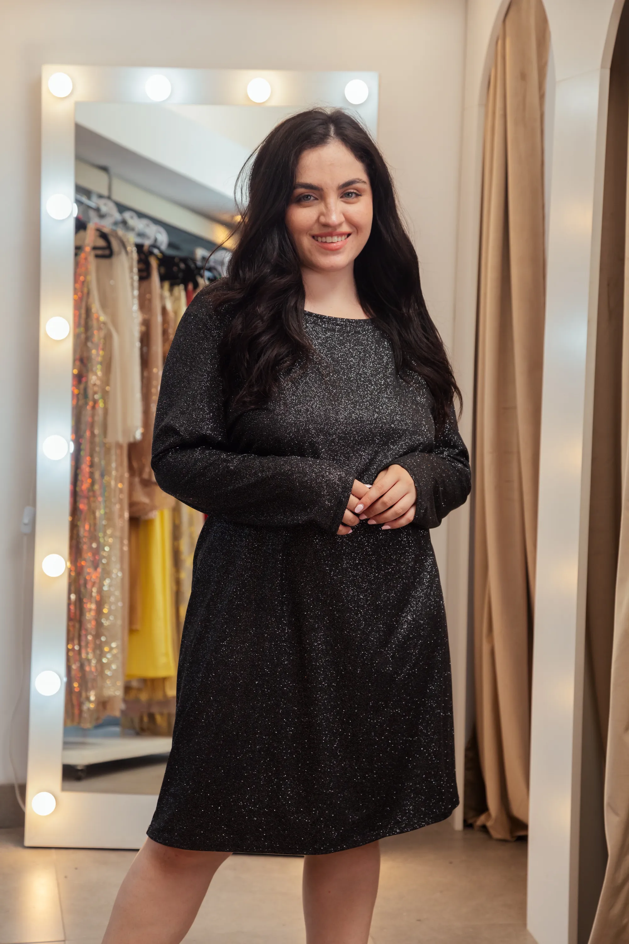 VESTIDO CORTO CON MANGAS Y BRILLO PLUS SIZE