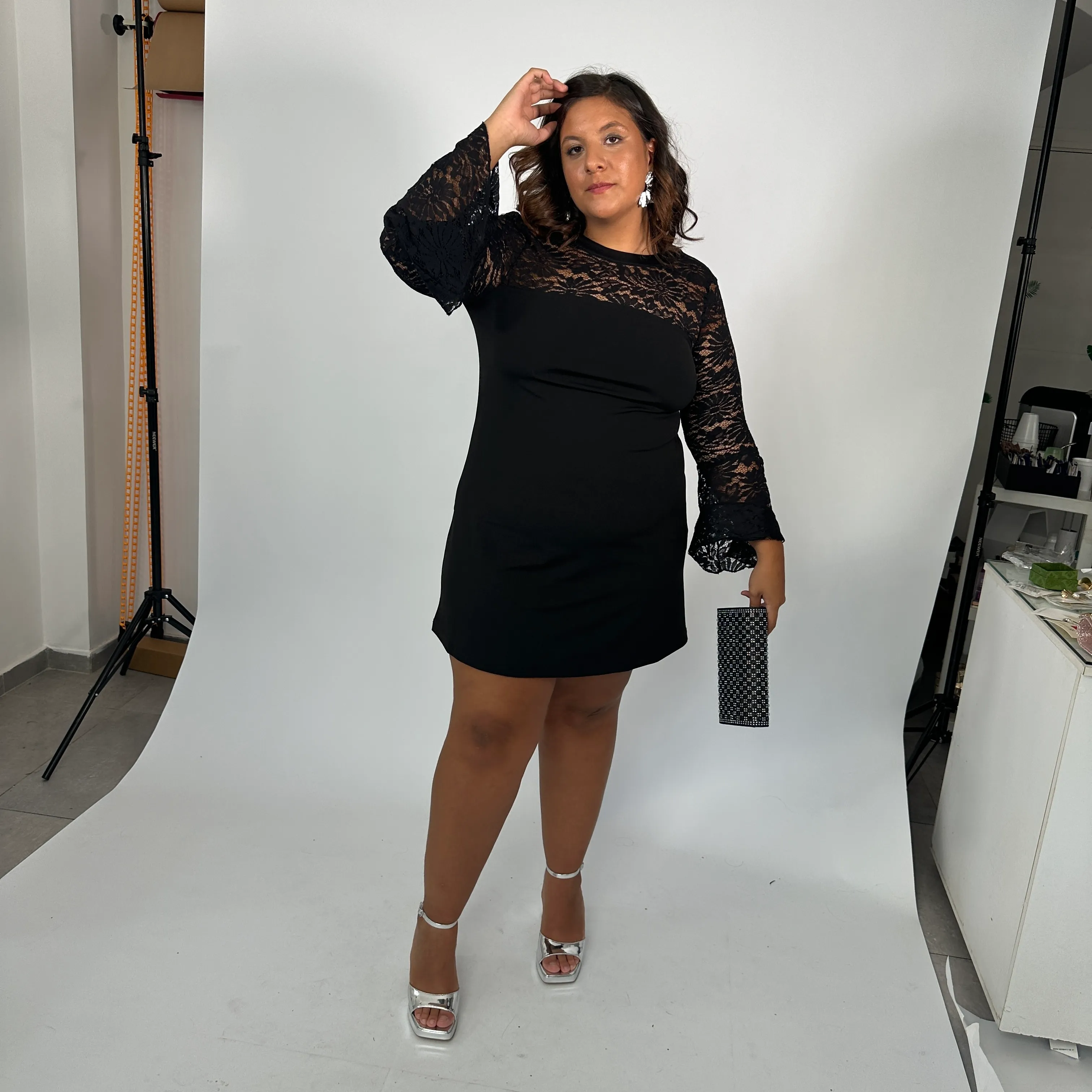 VESTIDO CORTO CON MANGAS CALADAS TALLE XL