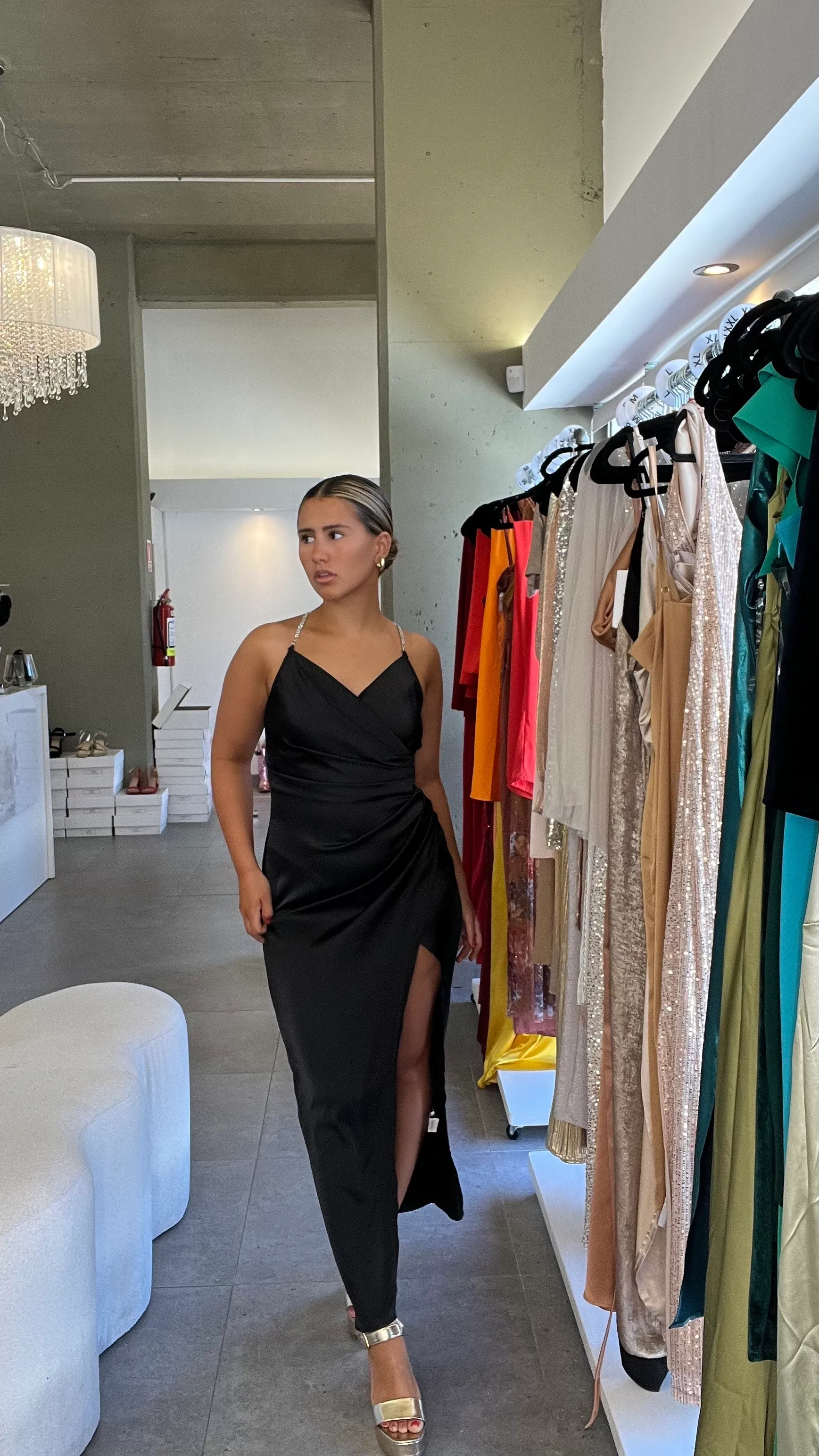 VESTIDO NEGRO CON TAJO Y TIRAS DE BRILLO