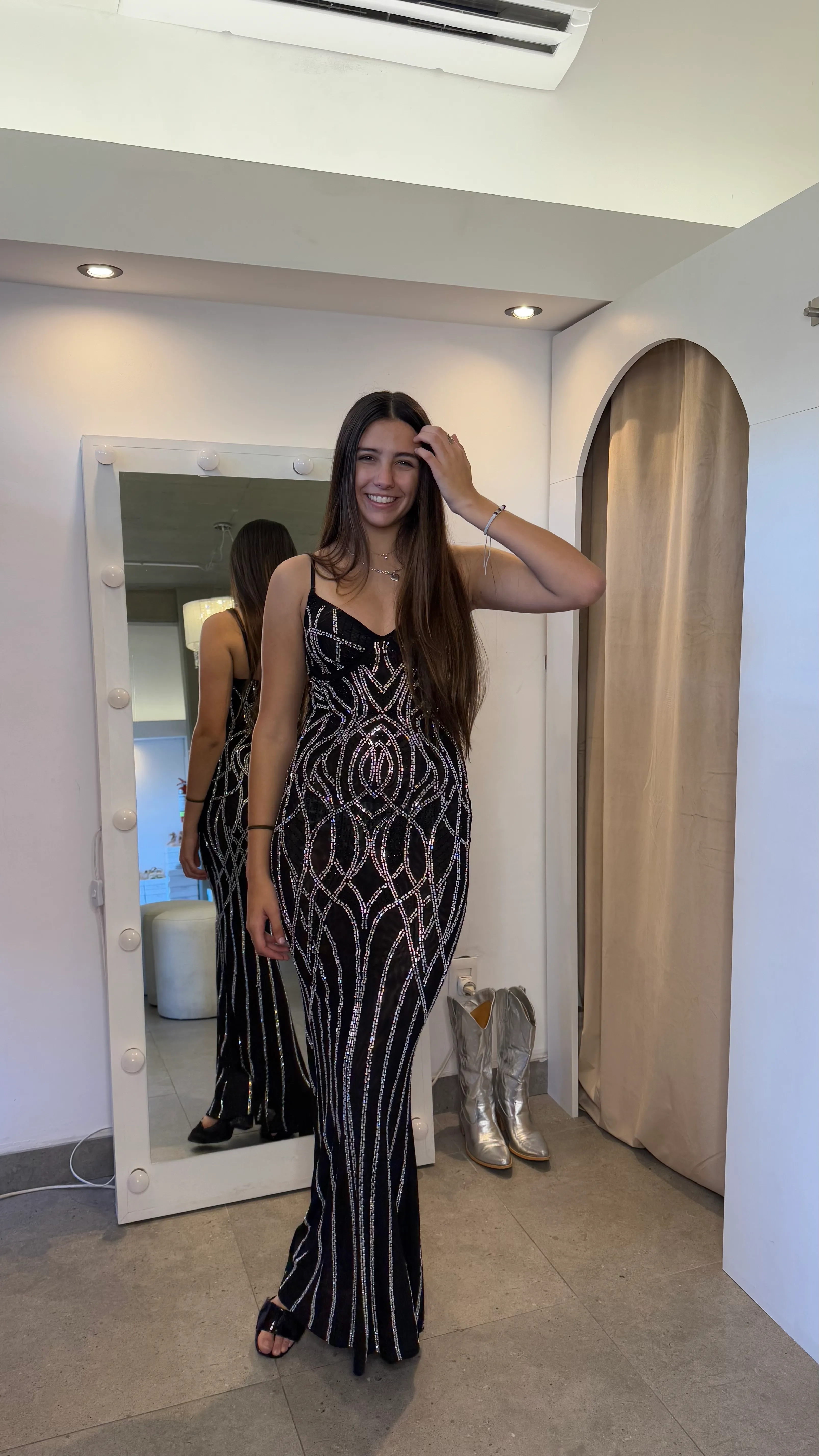 VESTIDO NEGRO MICROTUL PEGADO AL CUERPO CON CANUTILLOS TORNASOL