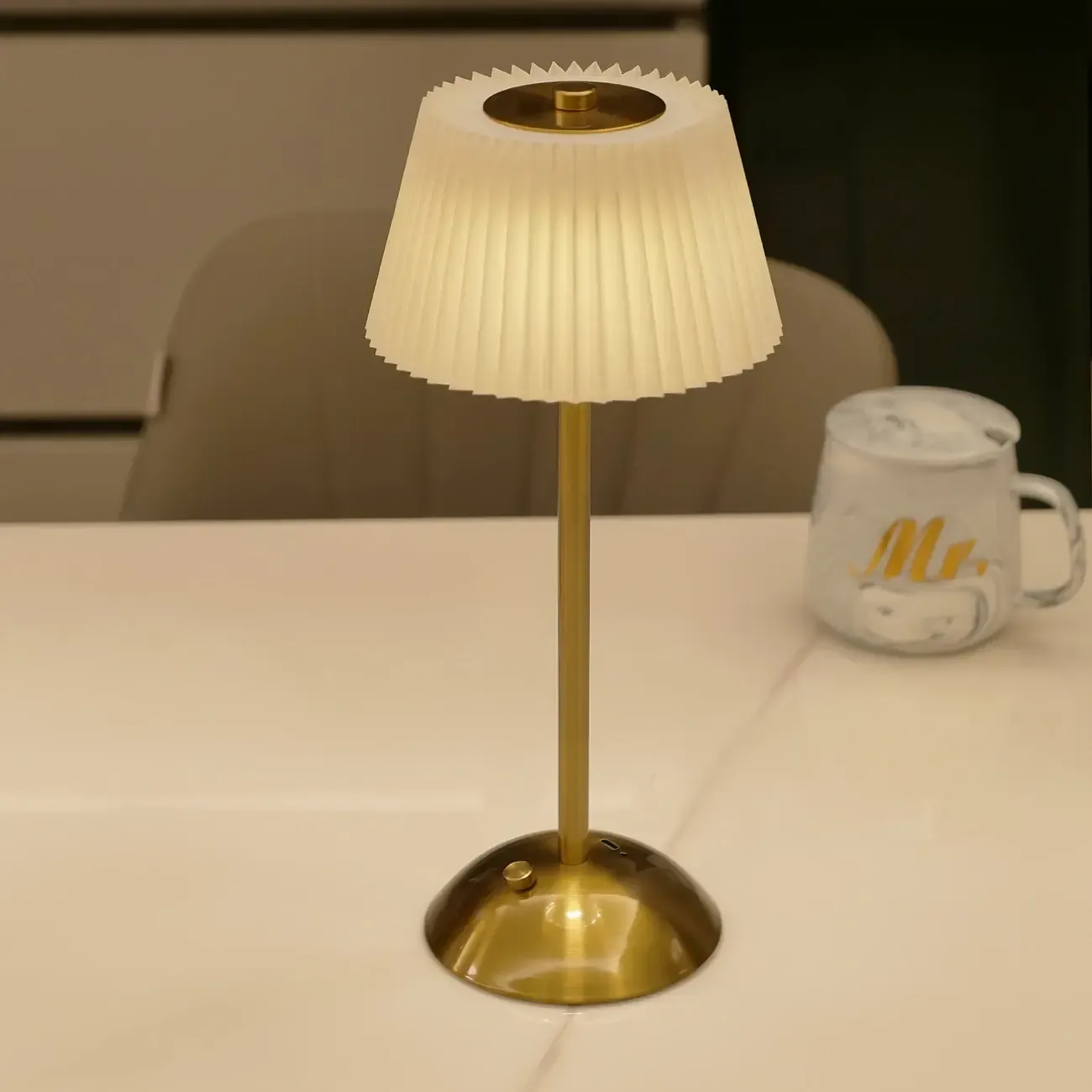 GOLD PLEATED LED LAMP