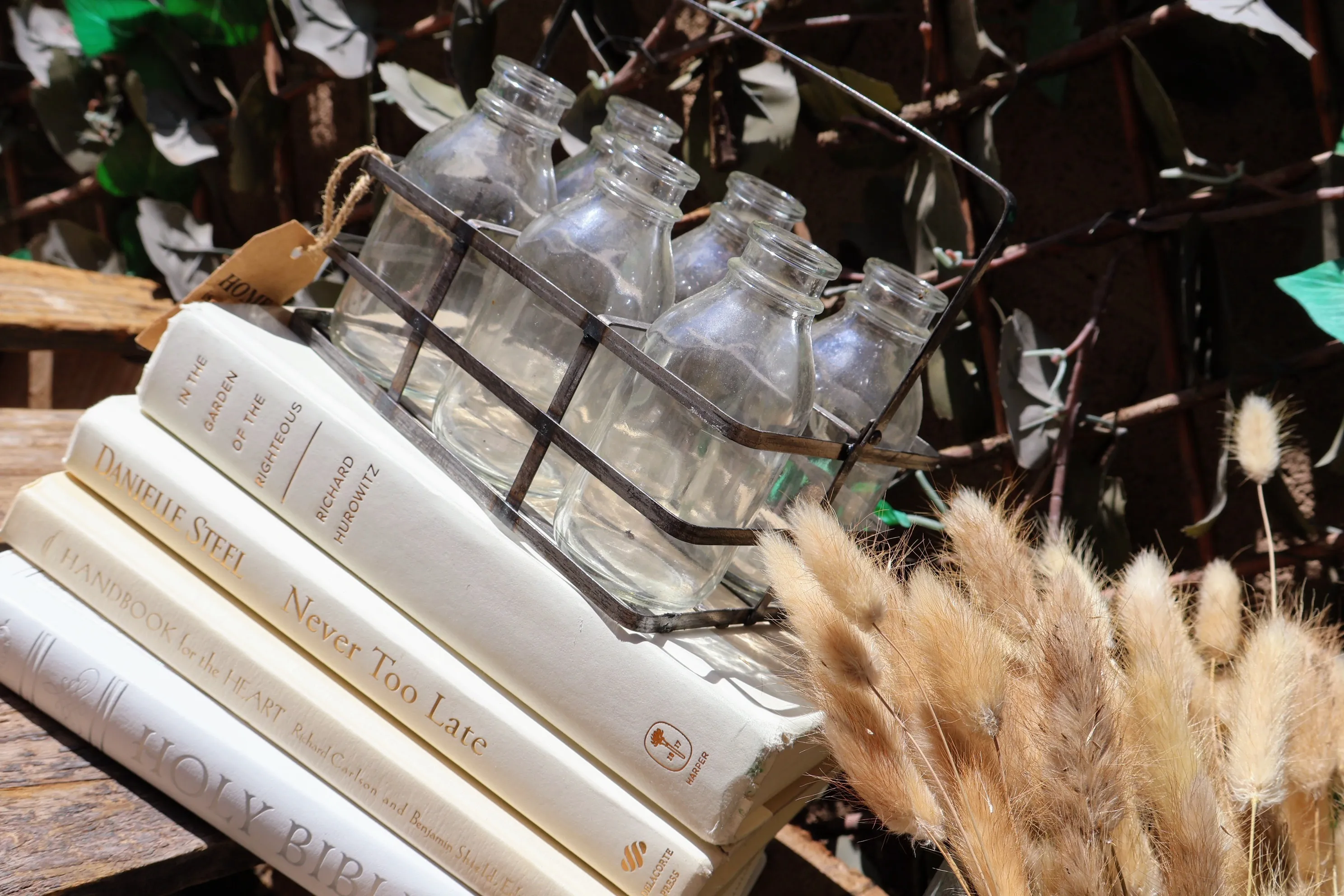 Decorative Mini Metal Milk Crate With Six Mini Glass Bottles