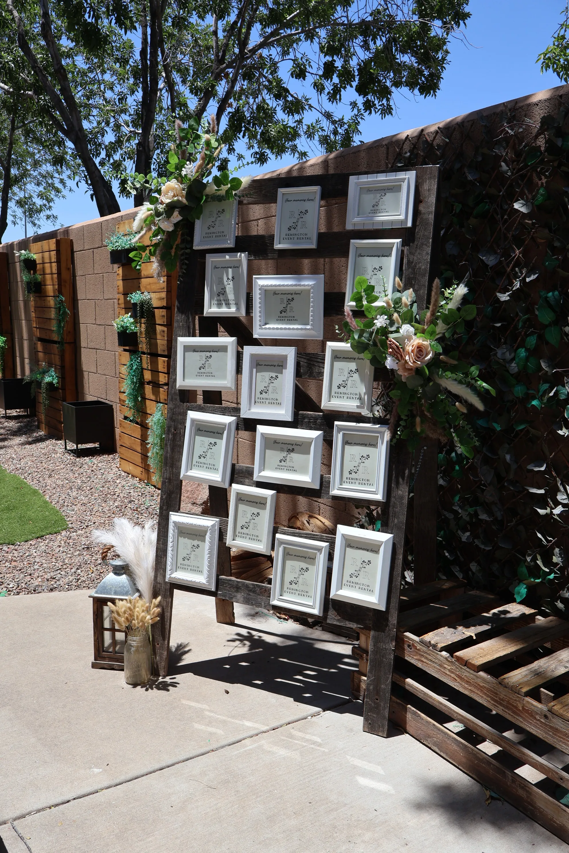 16 Photo Trellis Display