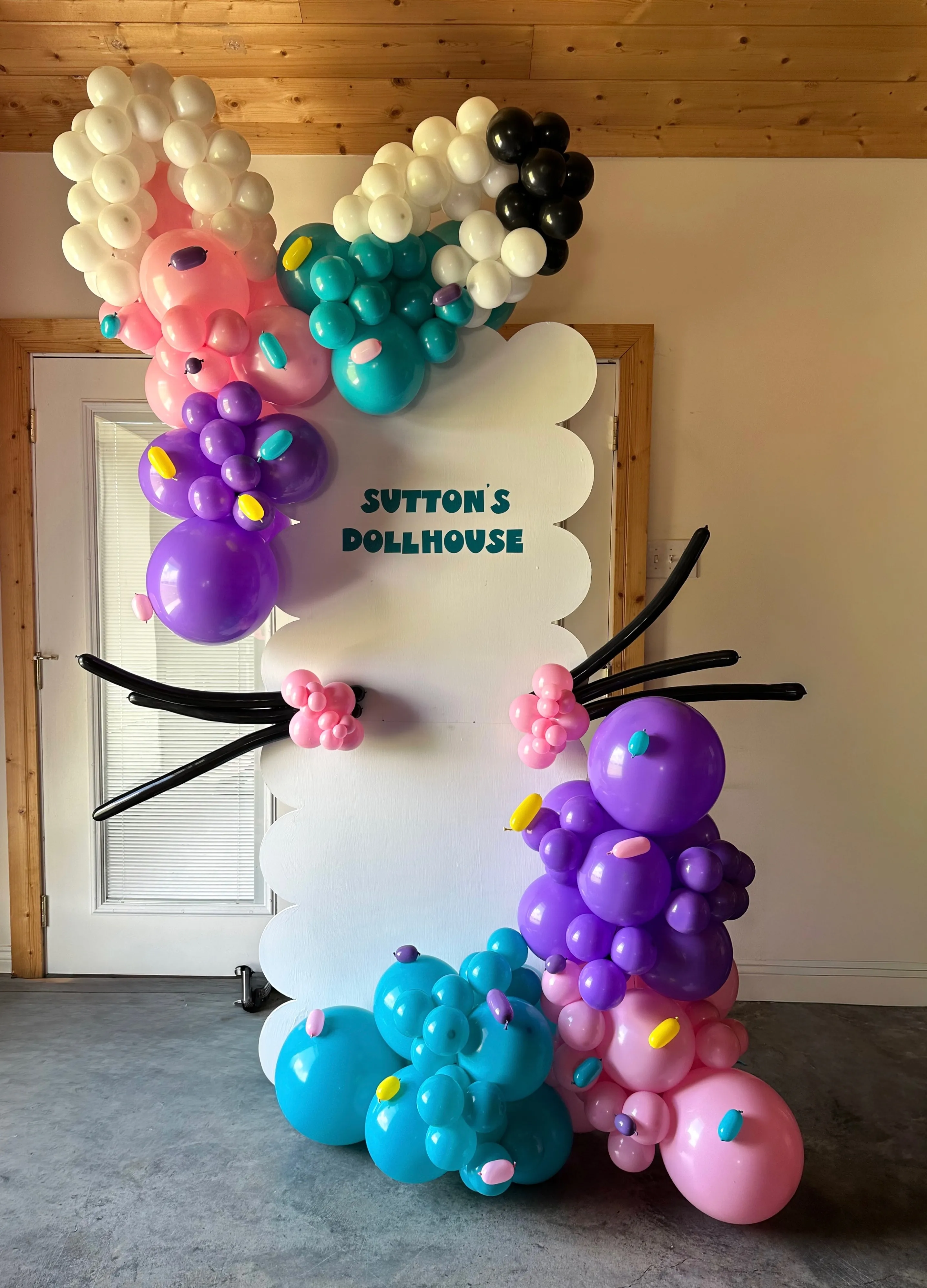 Scalloped Backdrop with Balloons