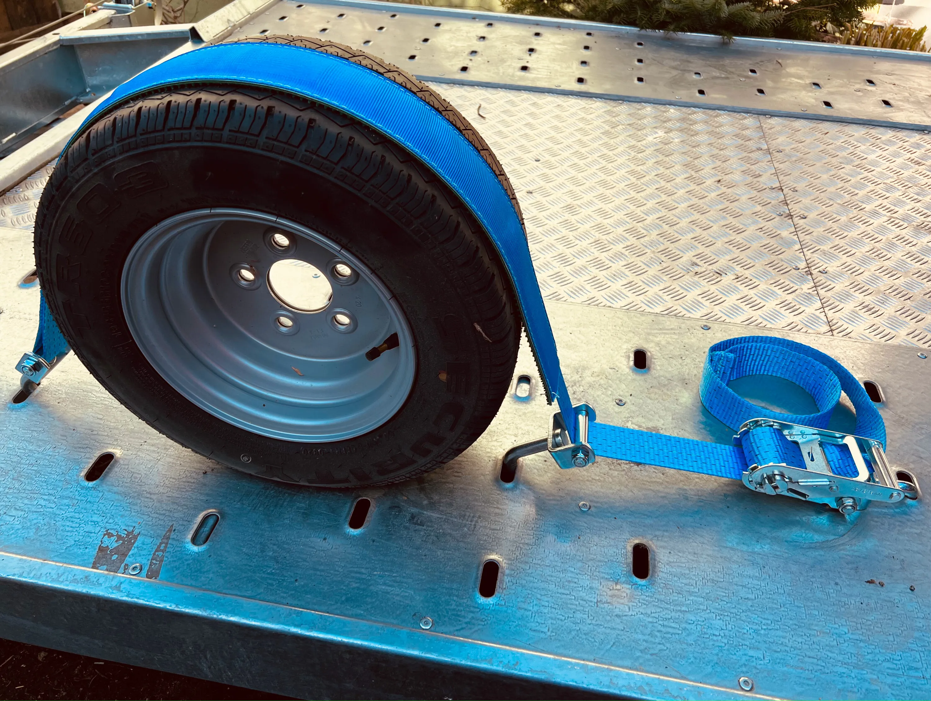 Radsicherungsgurte Lochblech