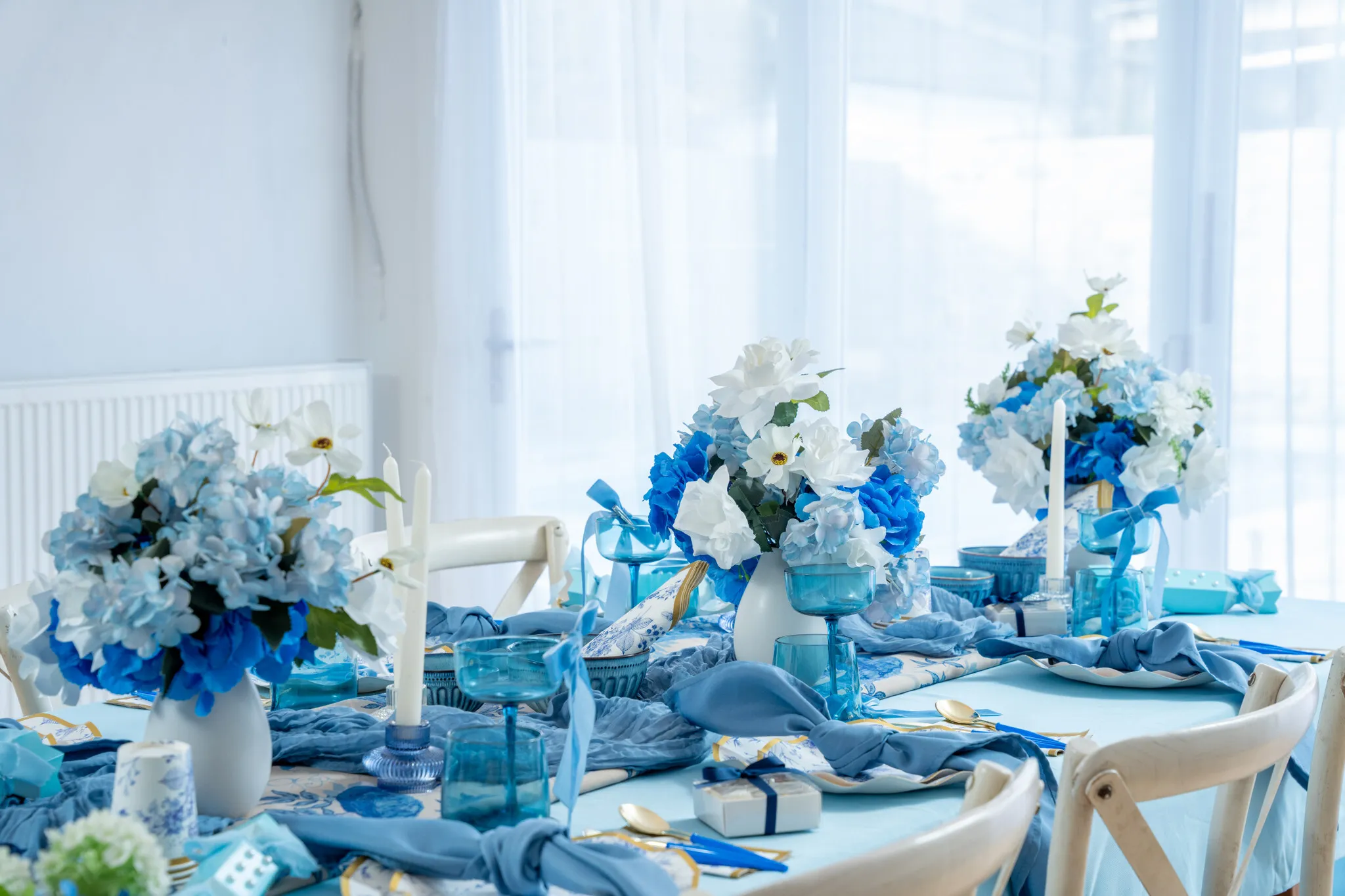 Luxury Entertainers Set: Fully styled setting for 8