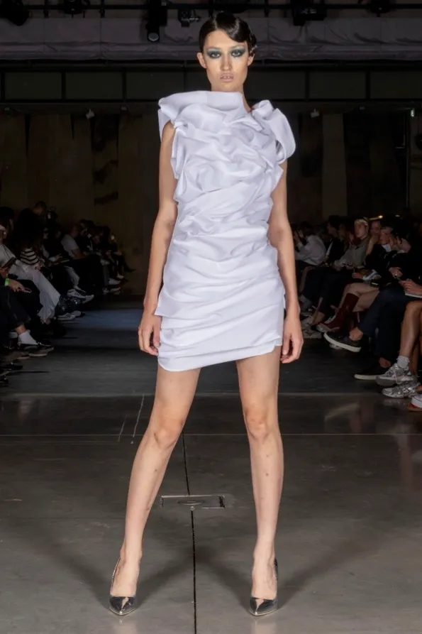 STUDIO 3: Bílé šaty s aranží