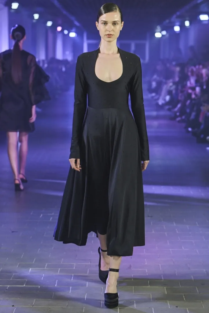 Černé midi šaty s kamínky Denisa Dovala