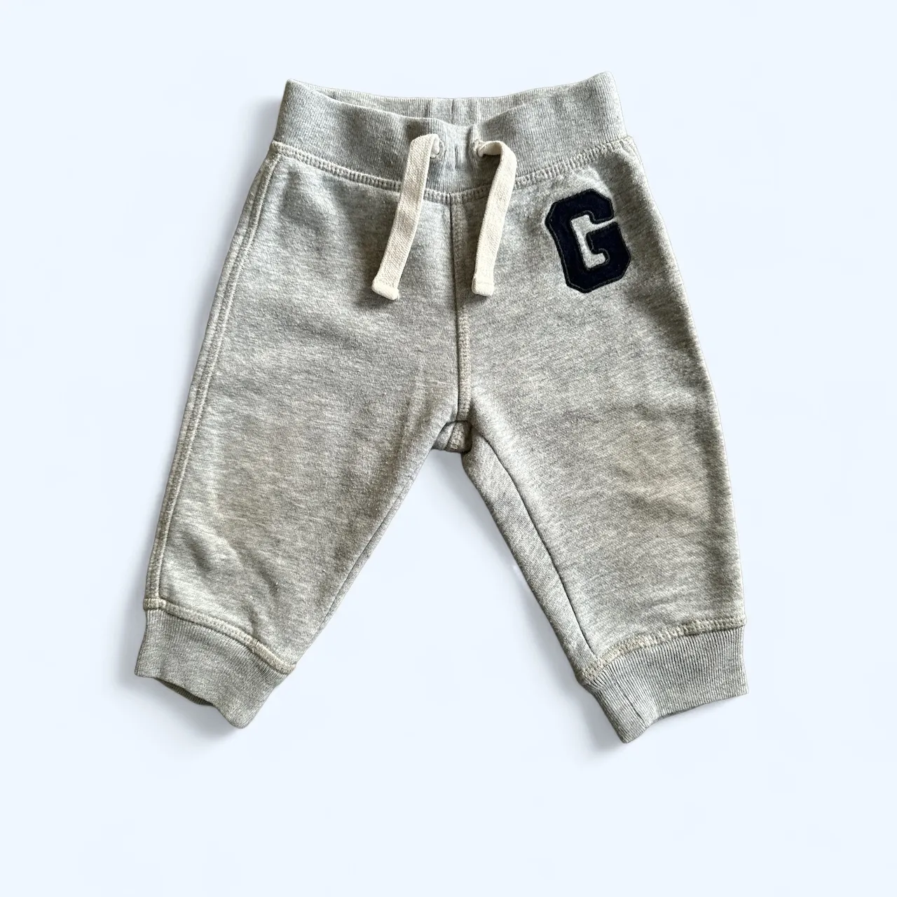 Šedé dětské tepláky GAP