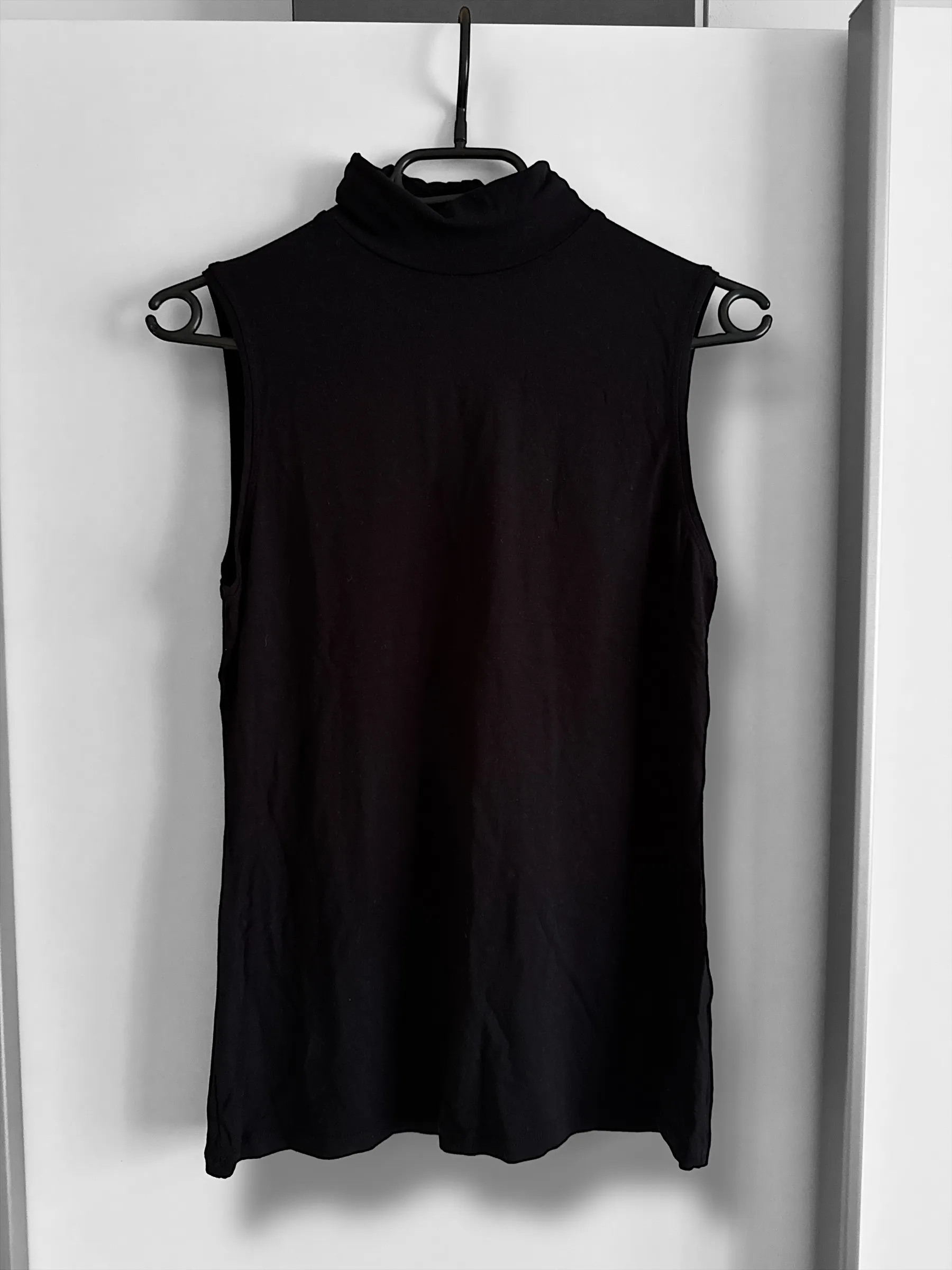 Černý rolák bez rukávů