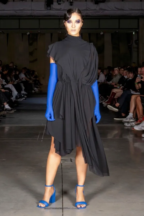 STUDIO 3: Vrstvené černé šaty