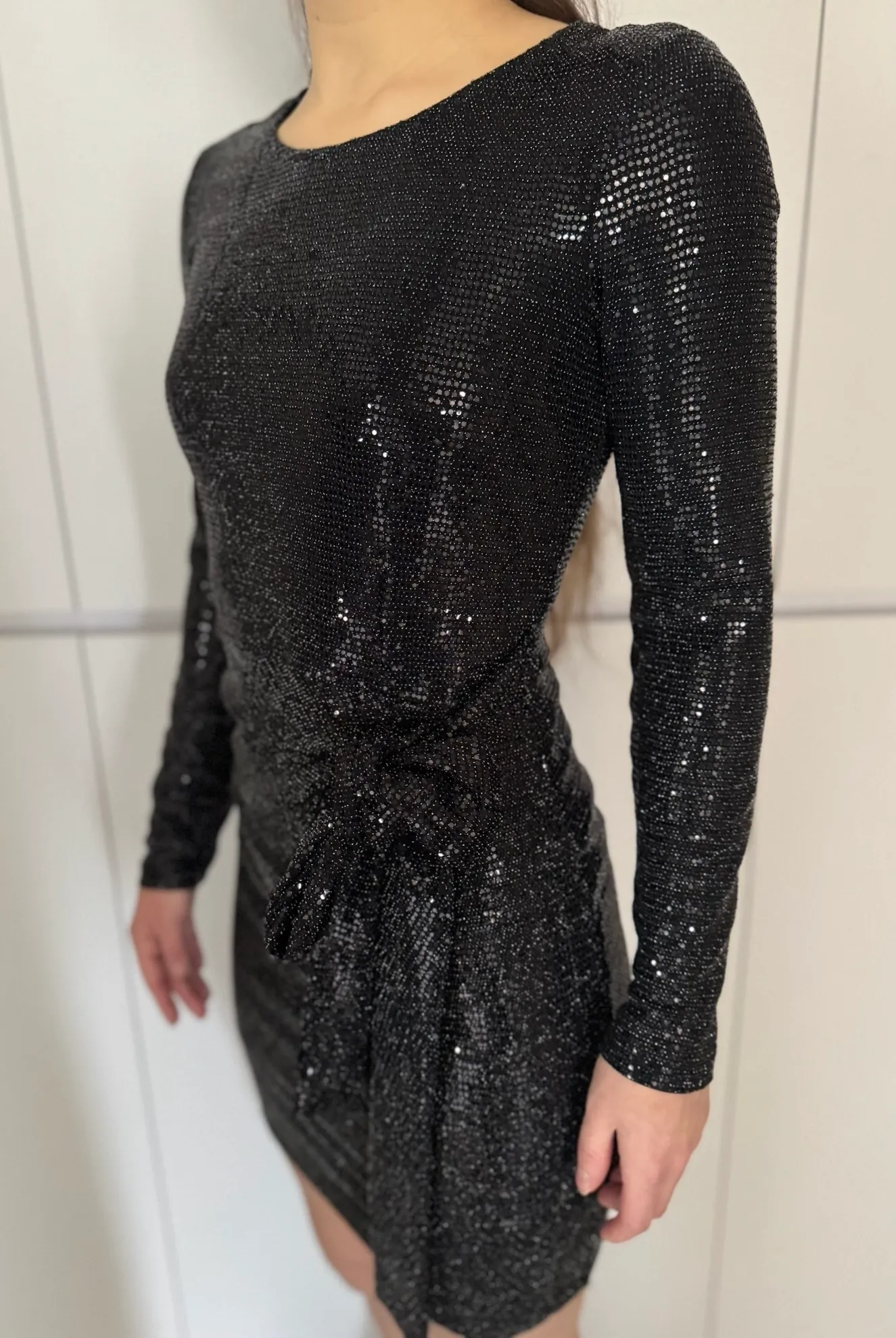 Flitrované černé minišaty