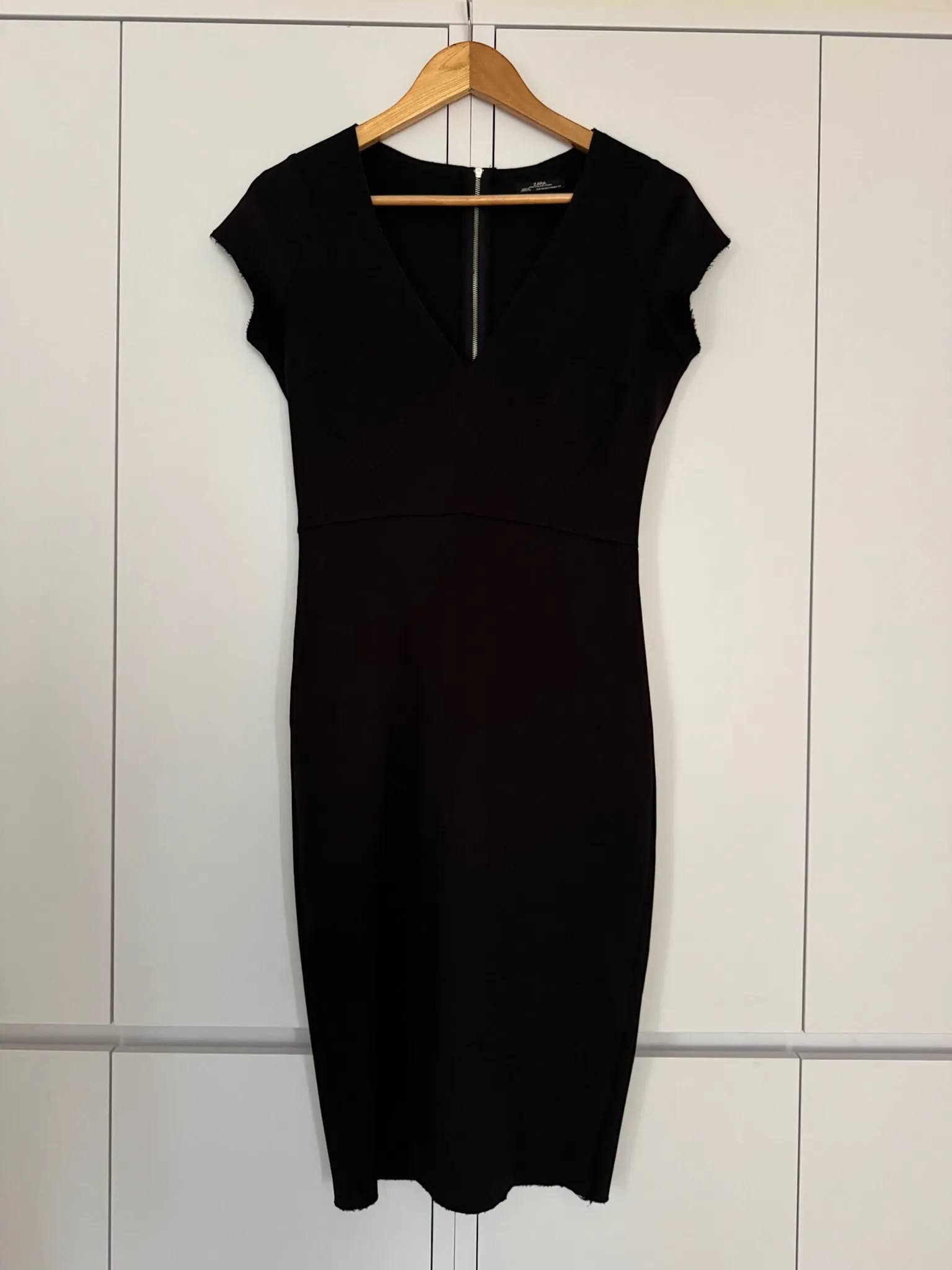 Černé pouzdrové šaty 