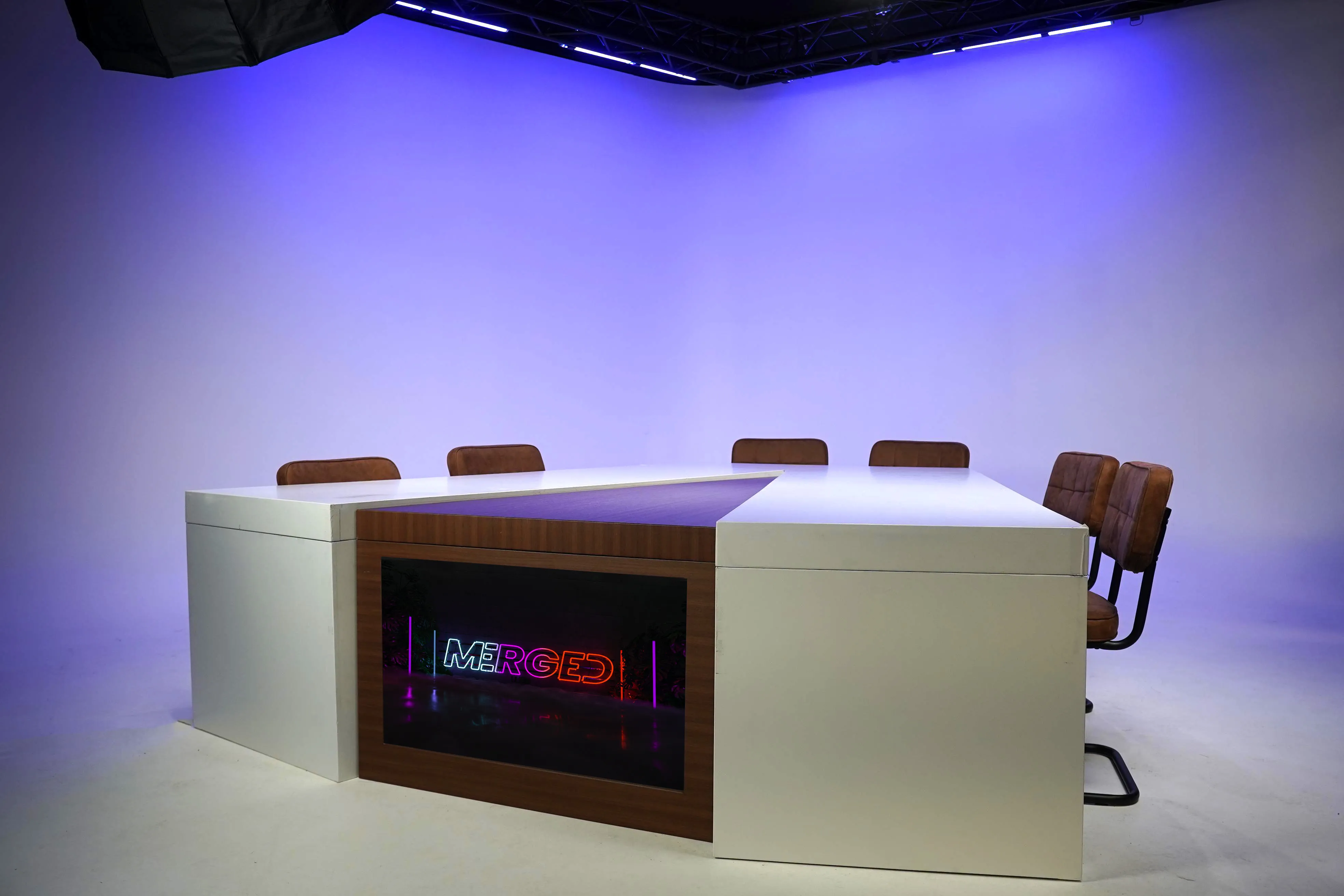 Studio Desk voor presentatie en tafel gesprekken. 