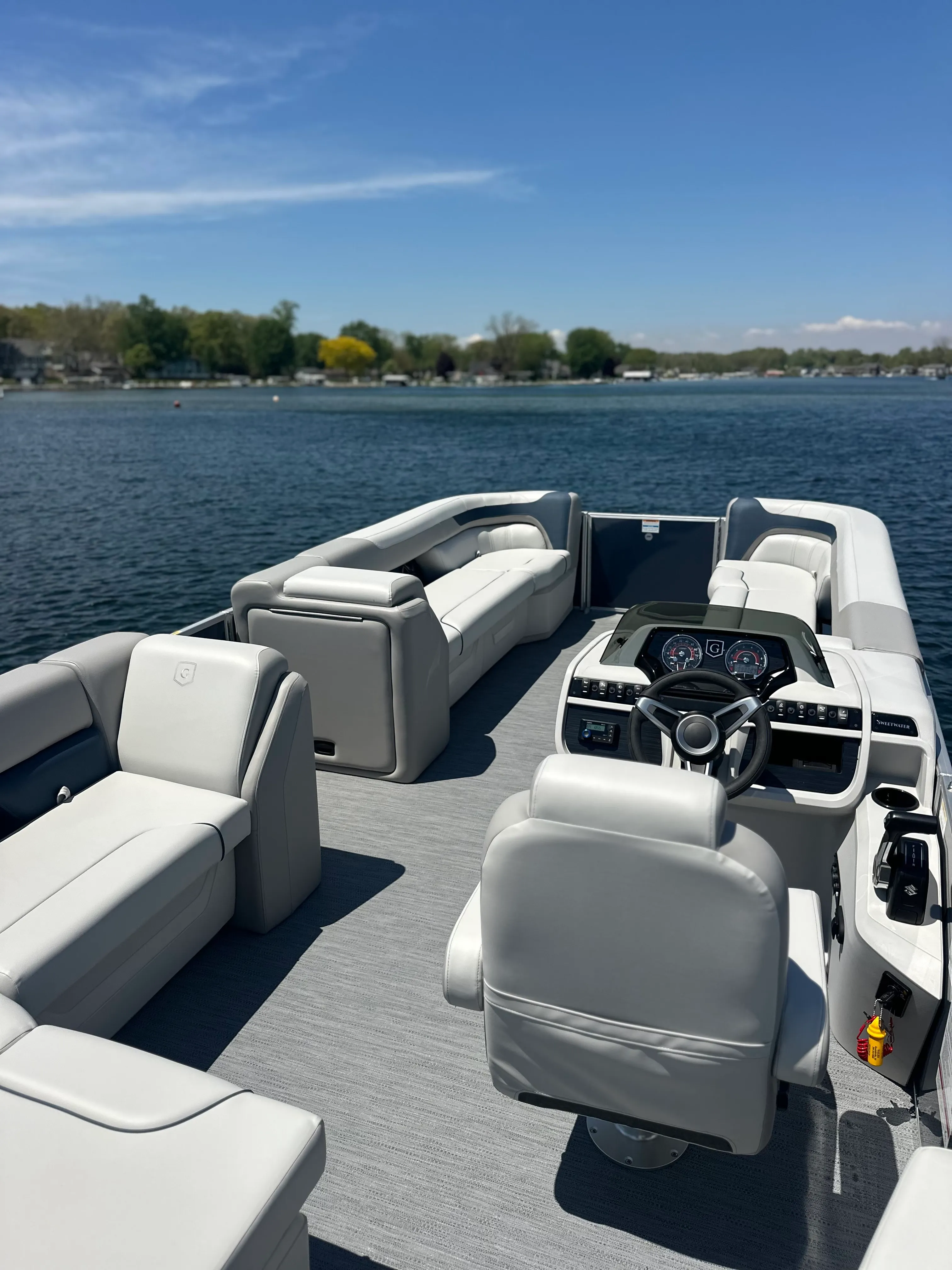 22' Sweetwater 12 Passenger