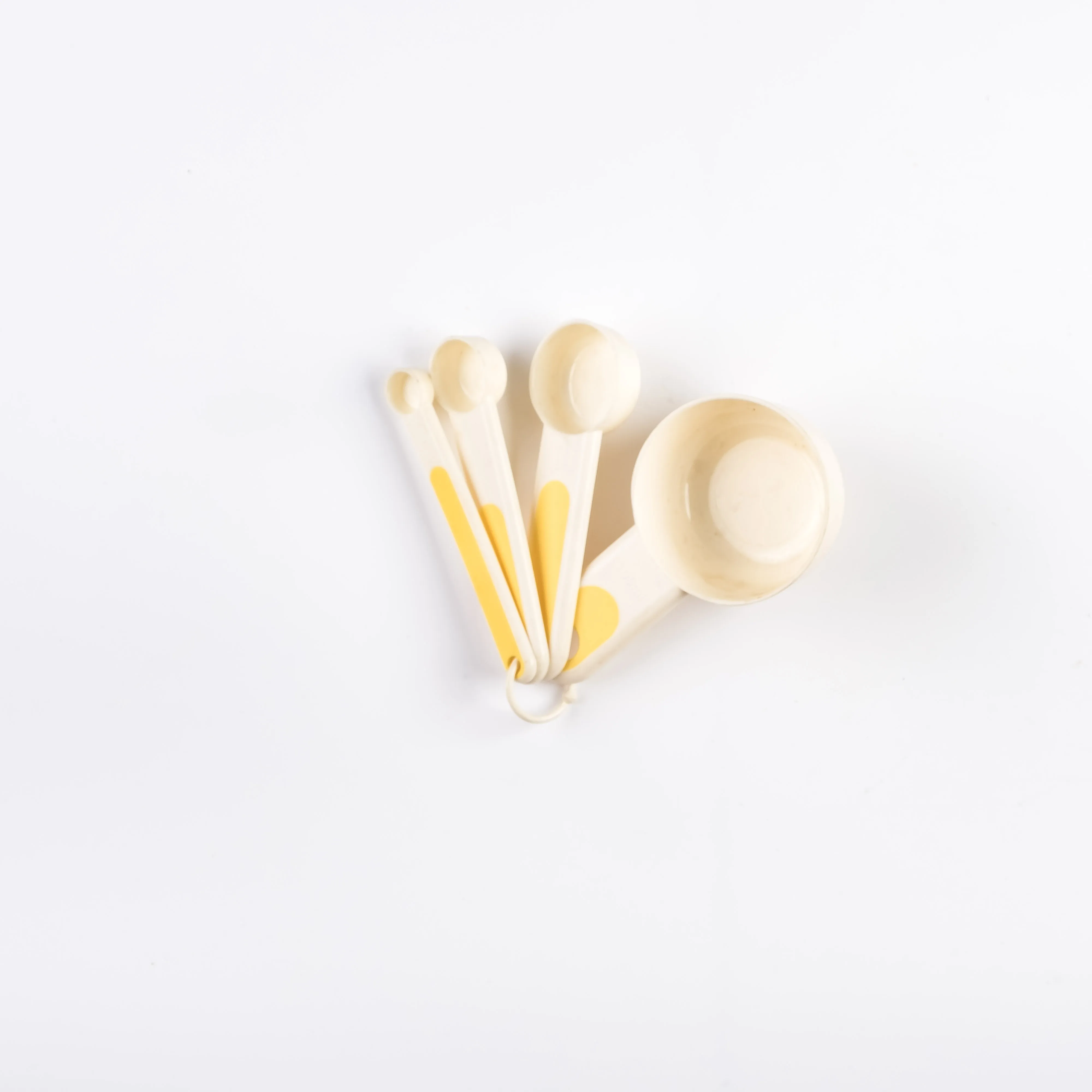 UT21-0113 - Yellow White Plastic Measuring cups