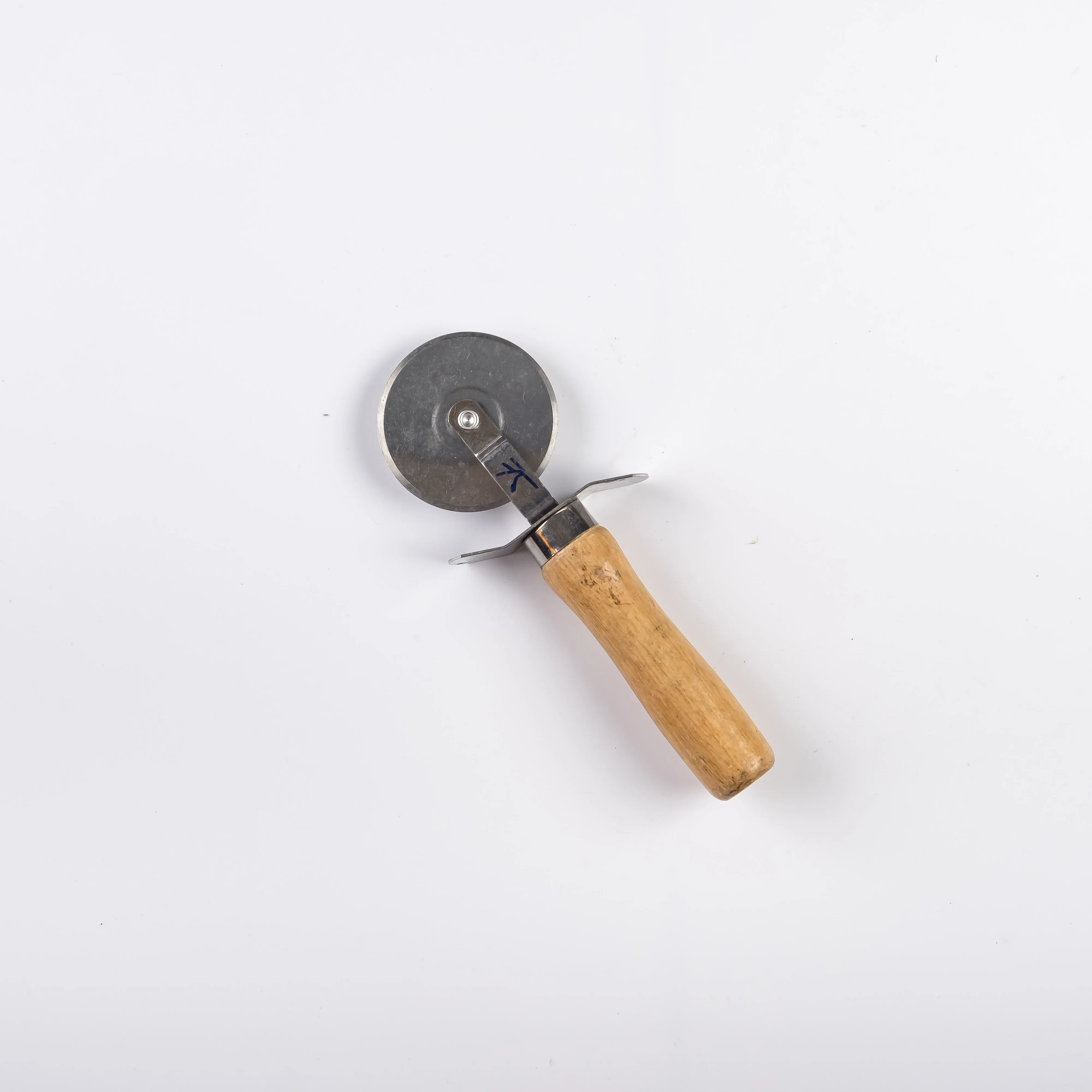 UT21-0074 - Silver Brown Metal Pizza wheel - 7.5" (L)