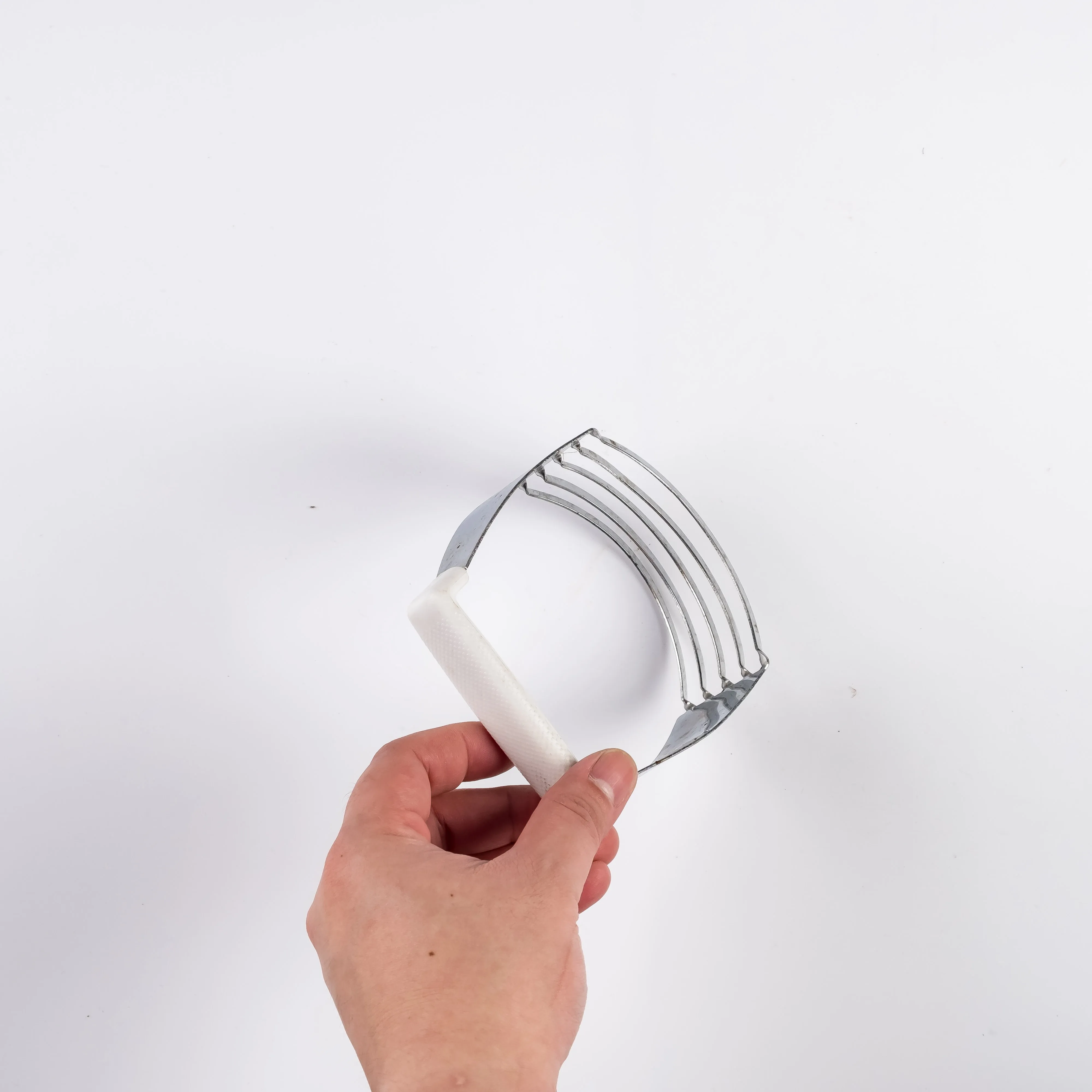 UT21-0072 - Silver White Metal Pastry blender - 4.75" 4" (LW)