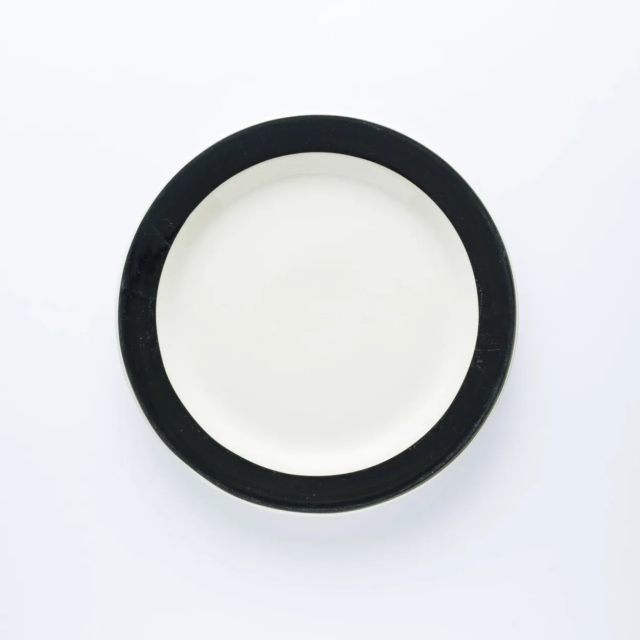 PL20-0054 - White Black Ceramic Plate - 9.75" (D)