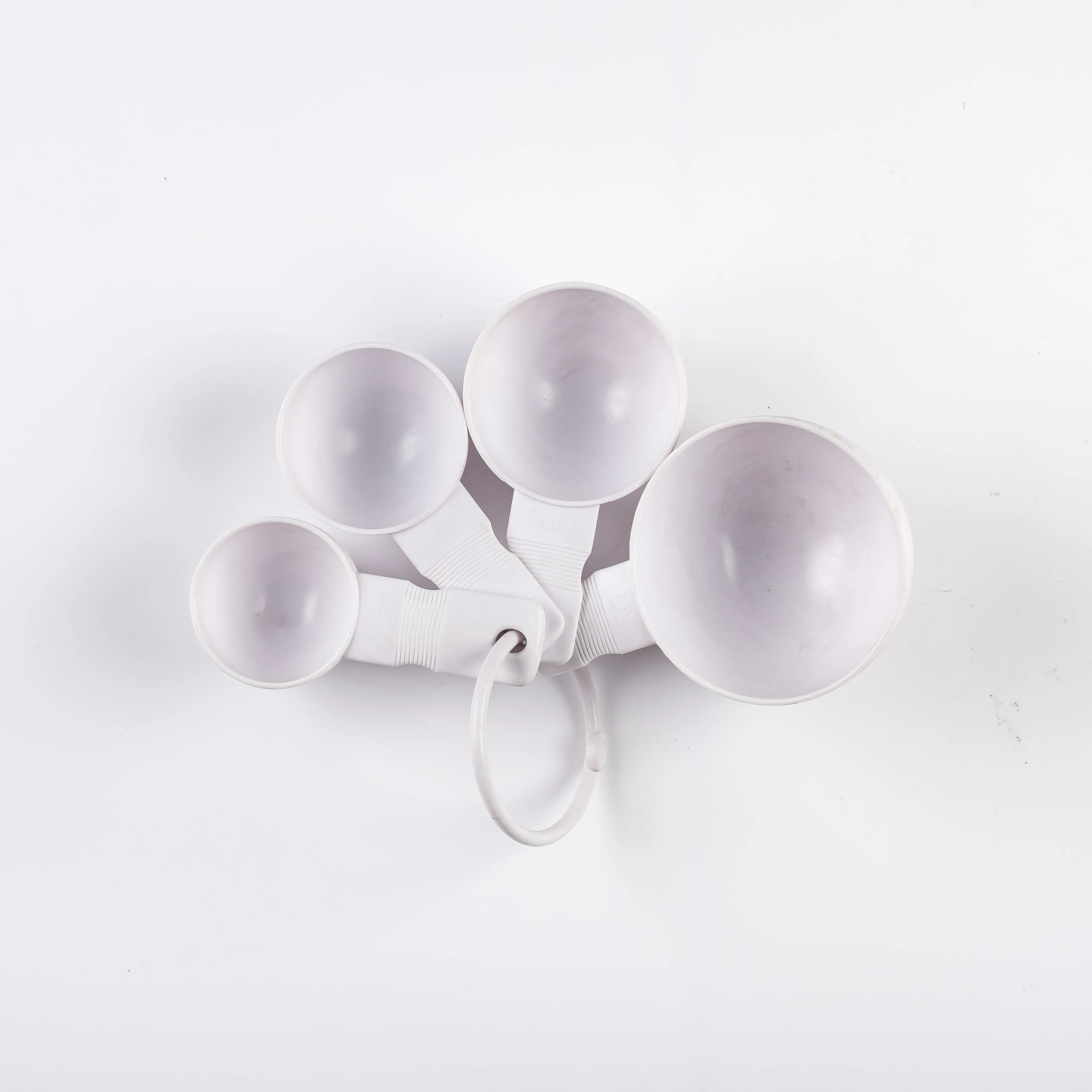 UT21-0122 - White Plastic Measuring cups