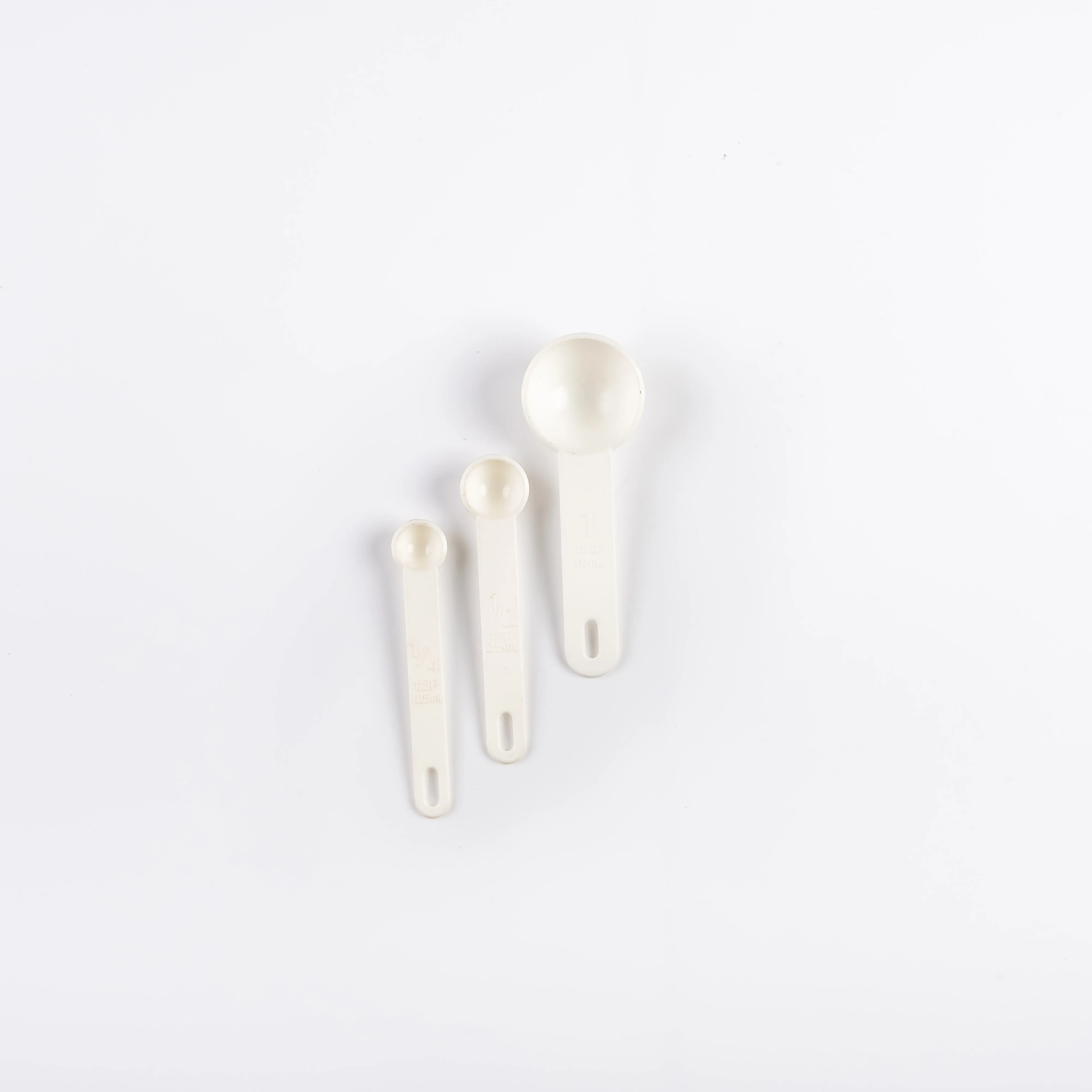 UT21-0131 - White Plastic Measuring spoons