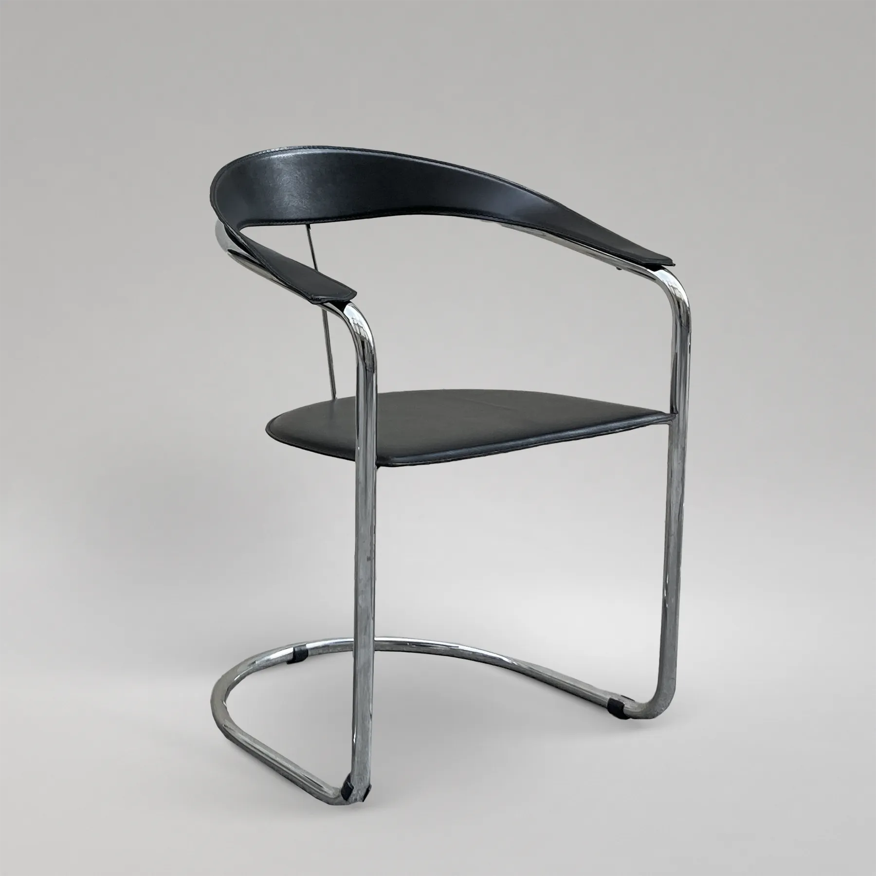Fauteuil Canasta en cuir noir, d’Arrben