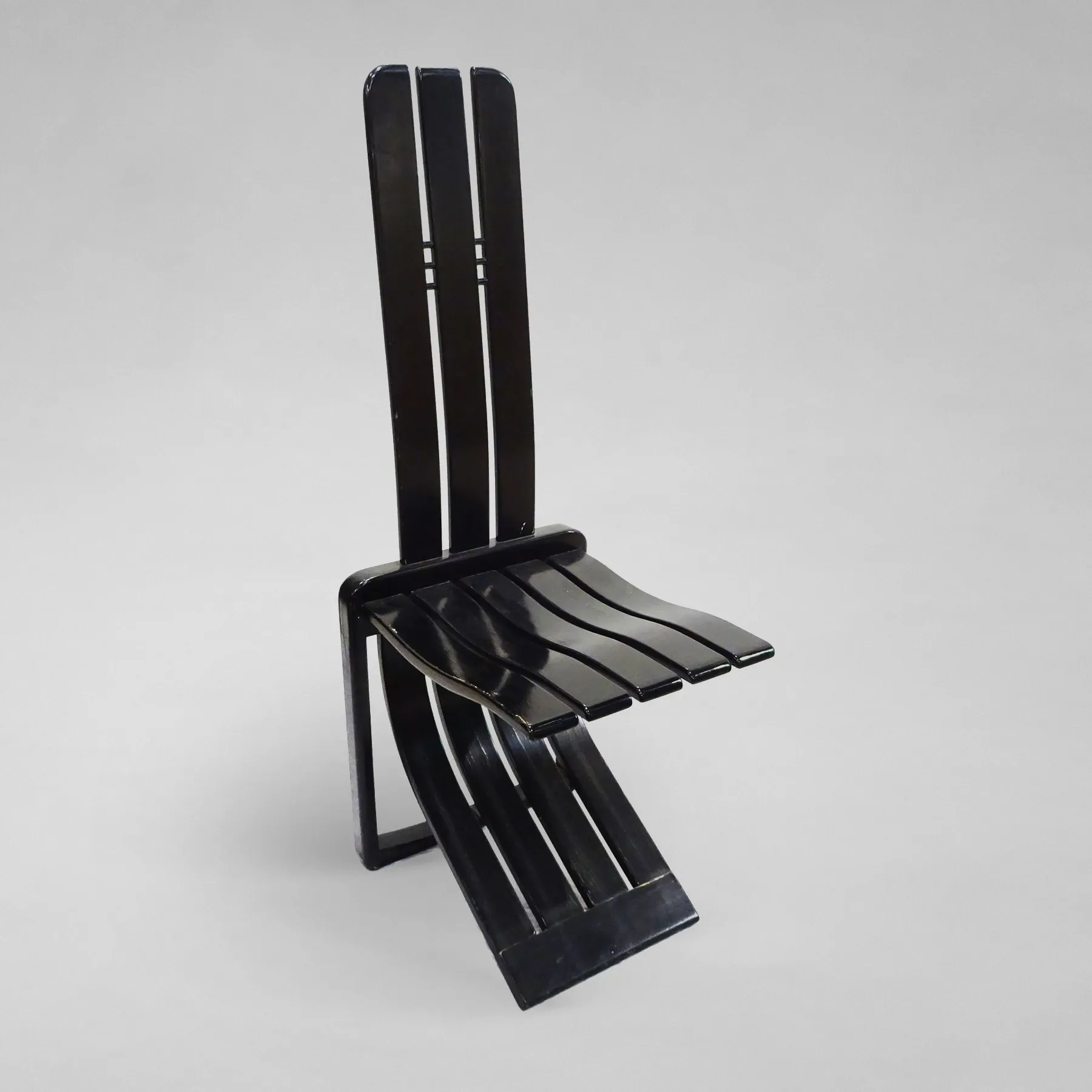 Chaise en lattes de bois laqué noir, inconnu